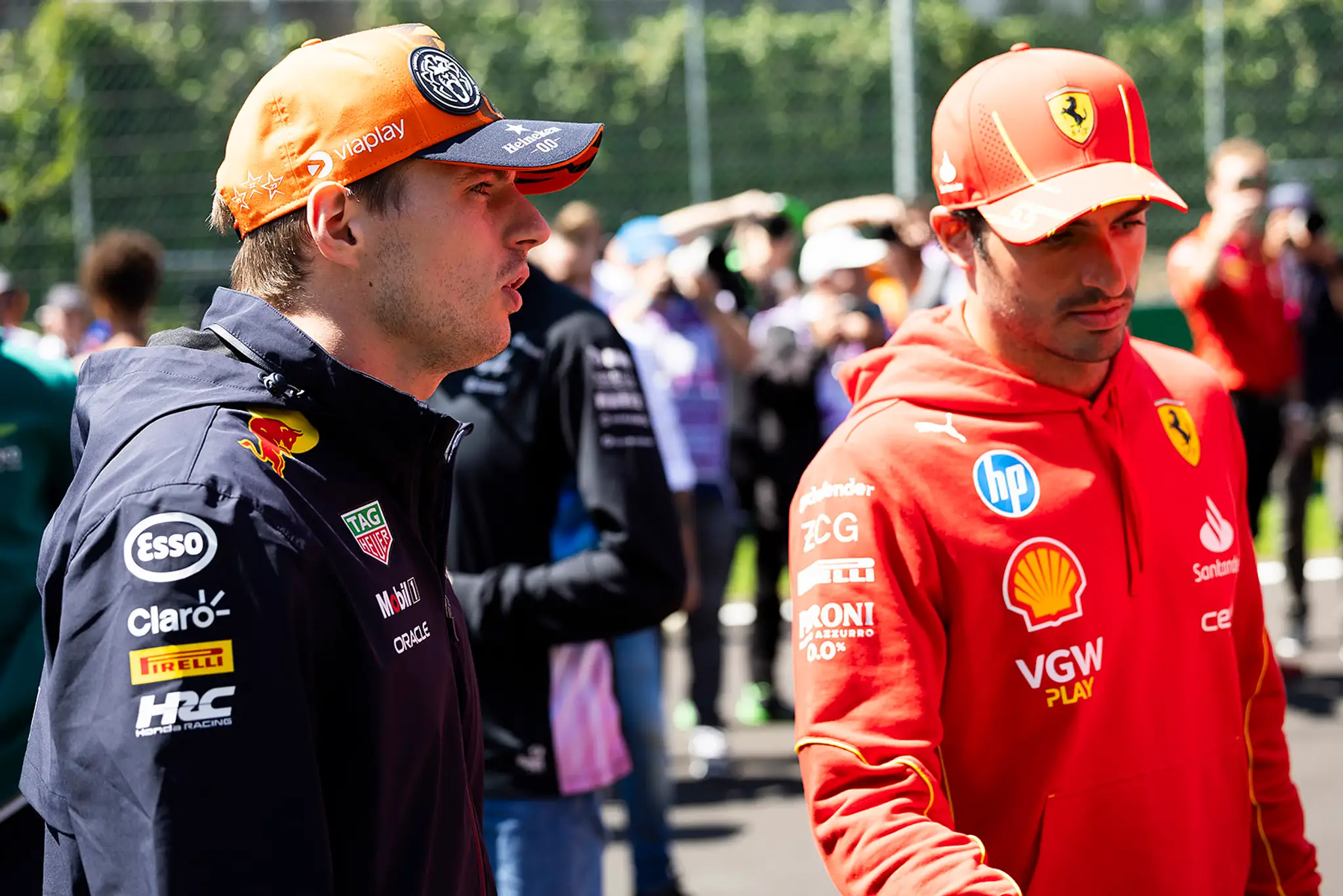 Piloti Max Verstappen a Carlos Sainz.