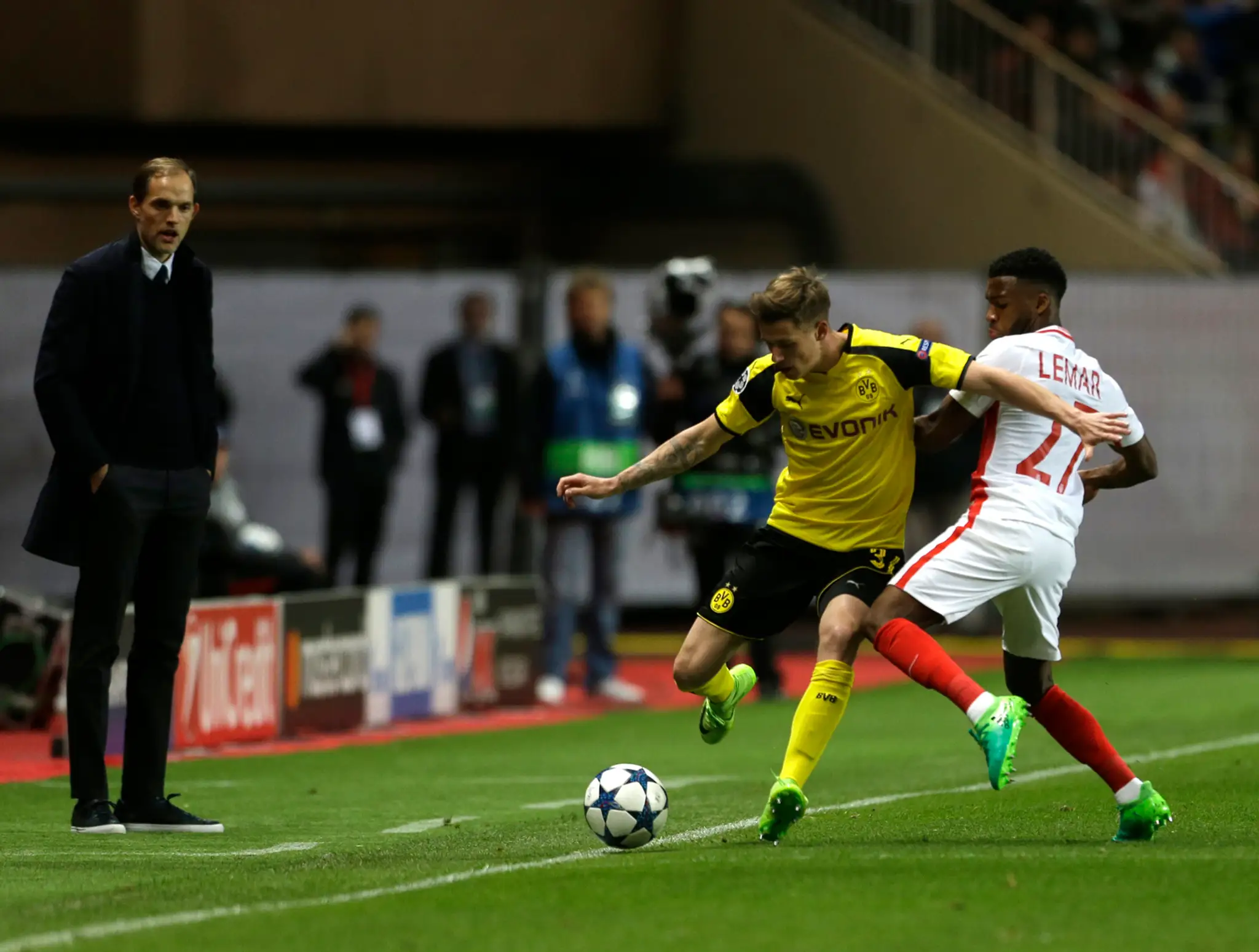 Kouč Borussie Thomas Tuchel sleduje súboja zverenca Erika Durma proti Thomasovi Lemarovi (vpravo) z Monaca v odvete štvrťfinále 