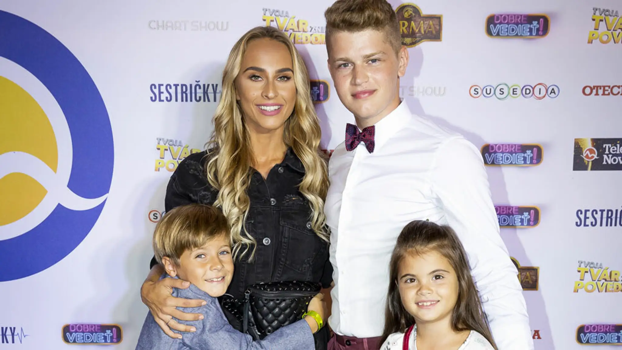 Lucia Mokráňová s hercami zo seriálu Oteckovia