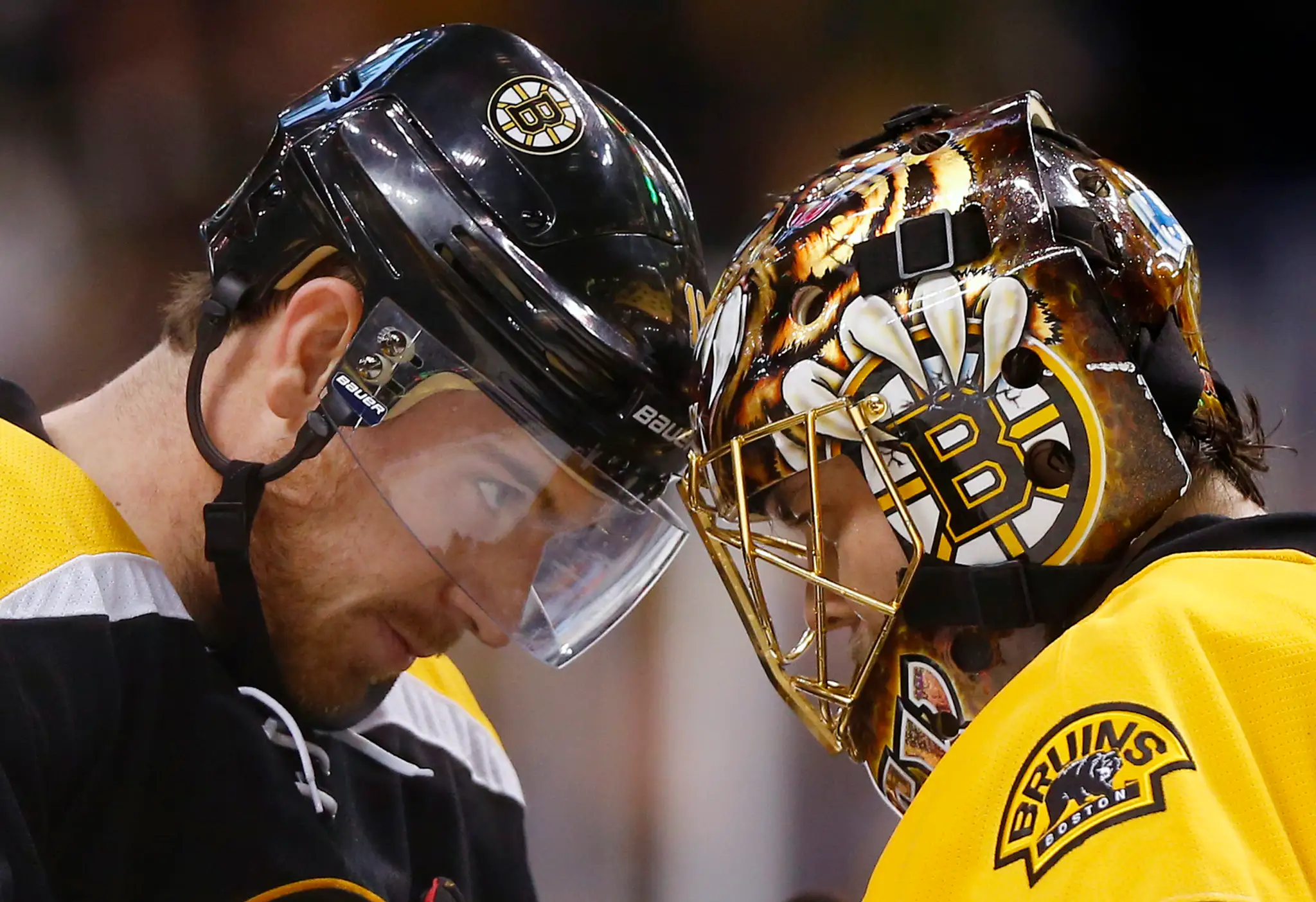 Hráči Bruins - vľavo Jimmy Hayes, vpravo brankár Tuukka Rask.