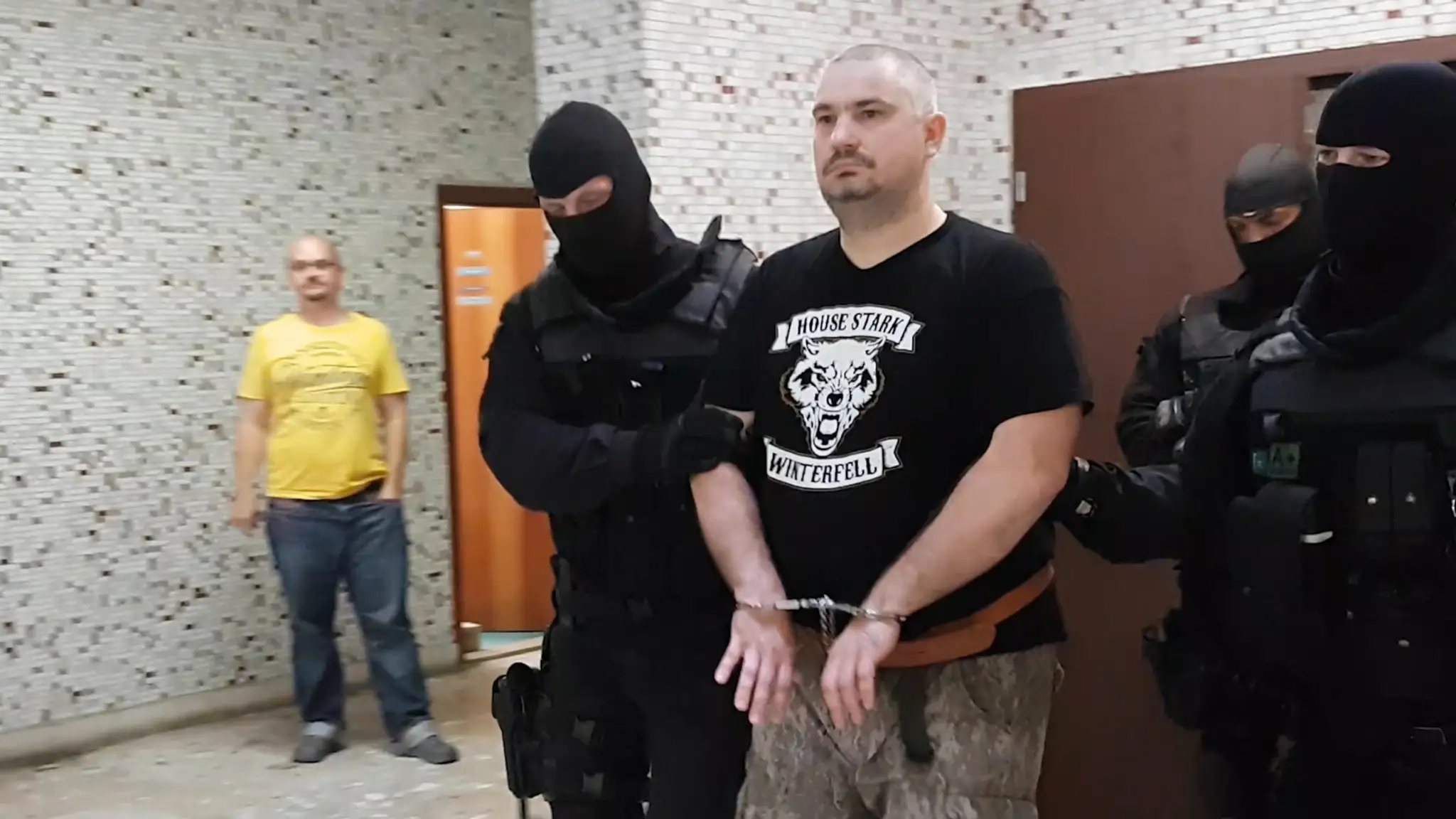 Terorista skončil v rukách polície.
