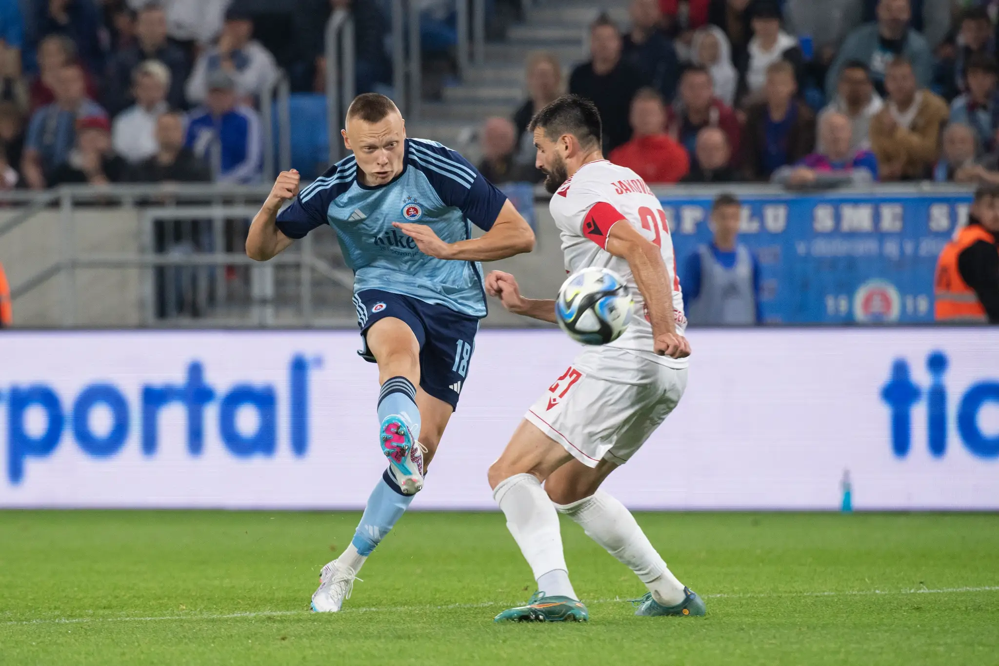 Na snímke zľava Nino Marcelli (Slovan) a Slobodan Jakovljevič (Zrinjski).