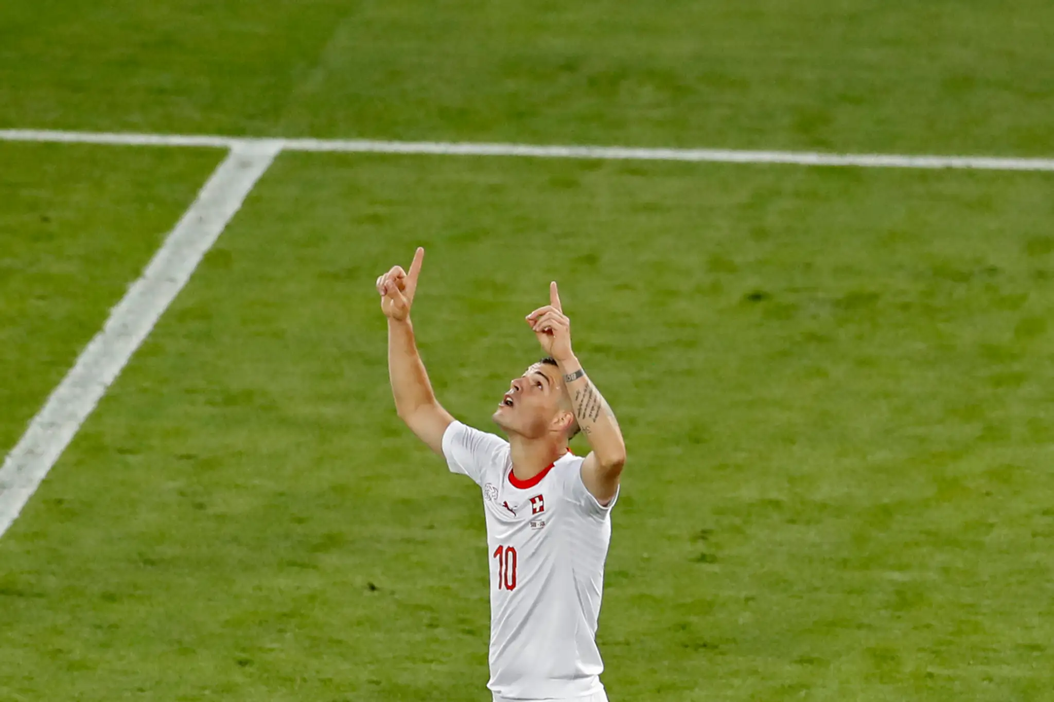 Švajčiarsky hráč Granit Xhaka oslavuje svoj gól