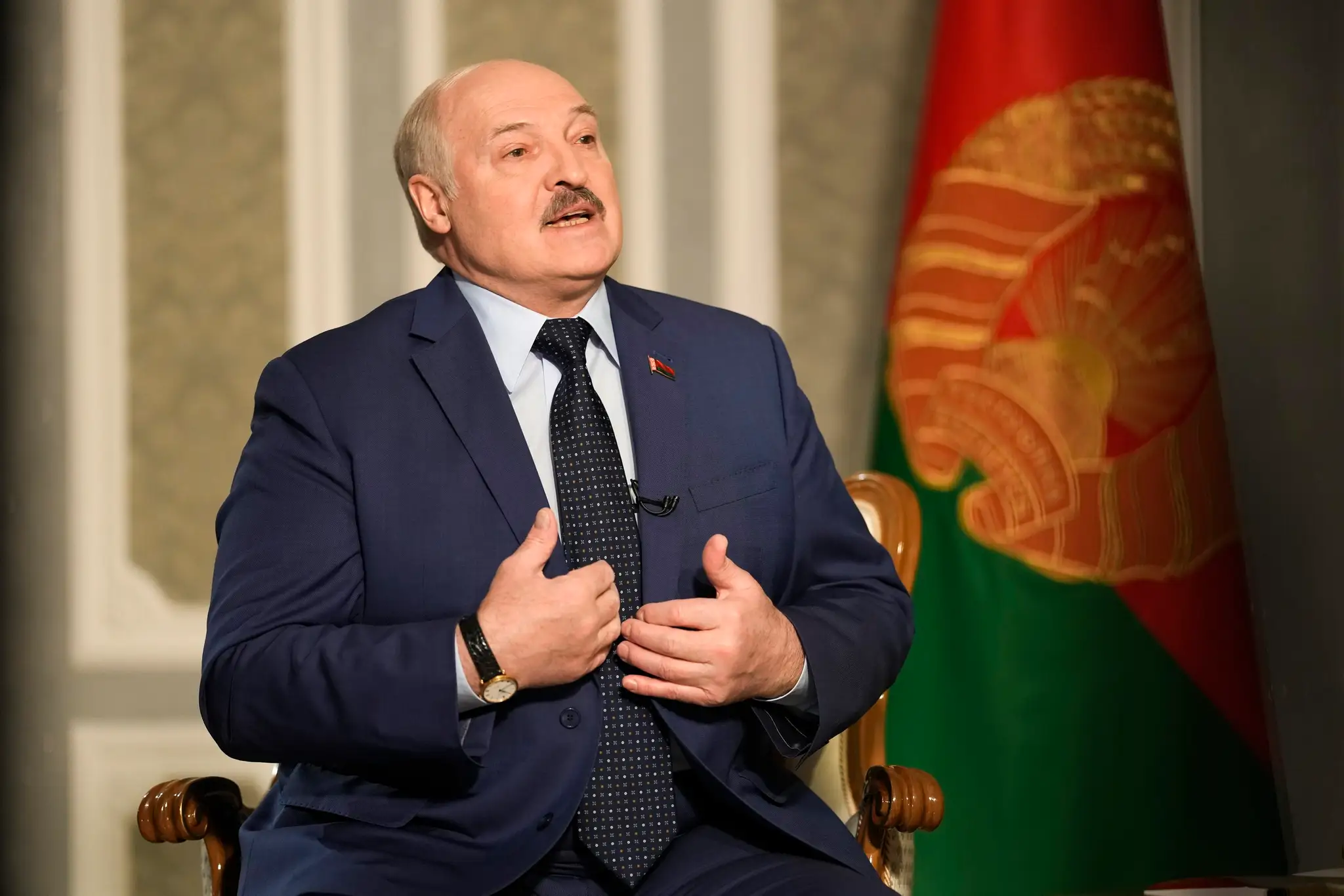 Bieloruský prezident Alexandr Lukašenko počúva otázky počas rozhovoru s americkou agentúrou Associated Press v Minsku.