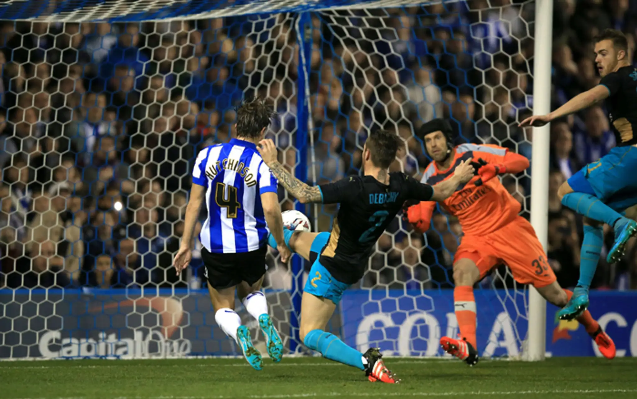 Sam Hutchinson (vľavo) z 2. ligového Sheffield Wednesday strieľa gól Petrovi Čechovi (Arsenal) v osemfinále Ligového pohára.