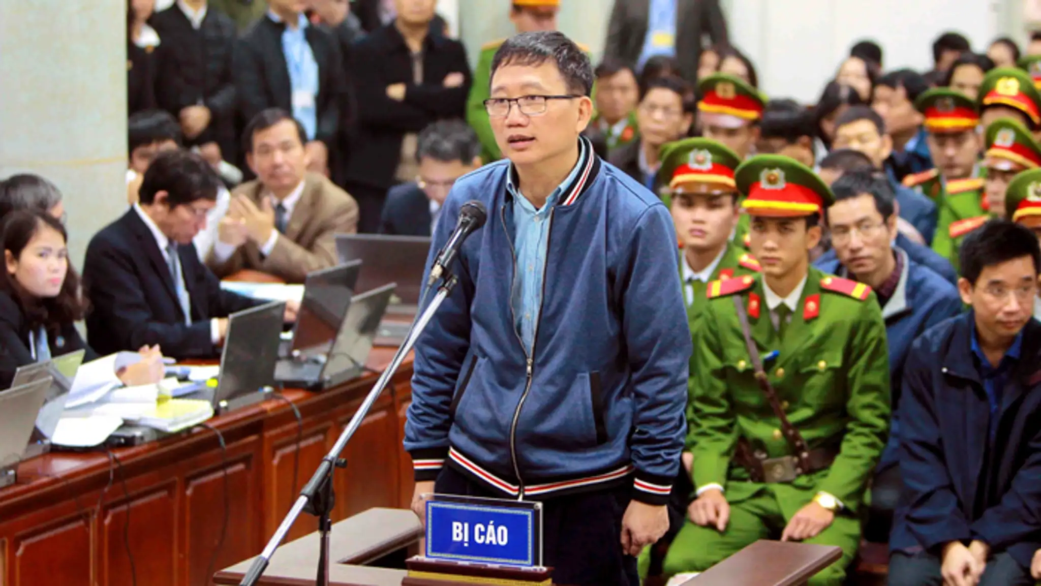 Trinh Xuan Thanh reční v súdnej sieni 8. januára 2018 v Hanoji.