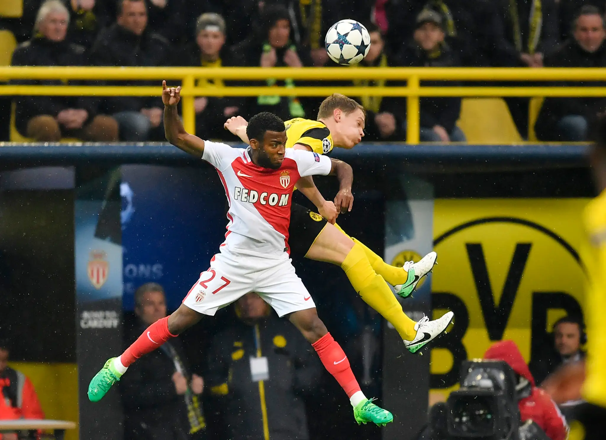 Thomas Lemar (vľavo) z Monaca hlavičkuje vo štvrťfinále LM spolu s Lukaszom Piszczekom z Dortmundu.