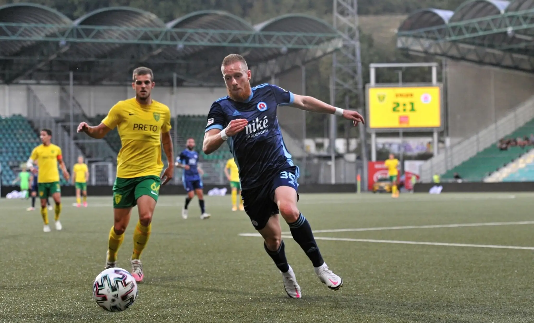 Žena čaká na test na ochorenie COVID-19 v Prahe.