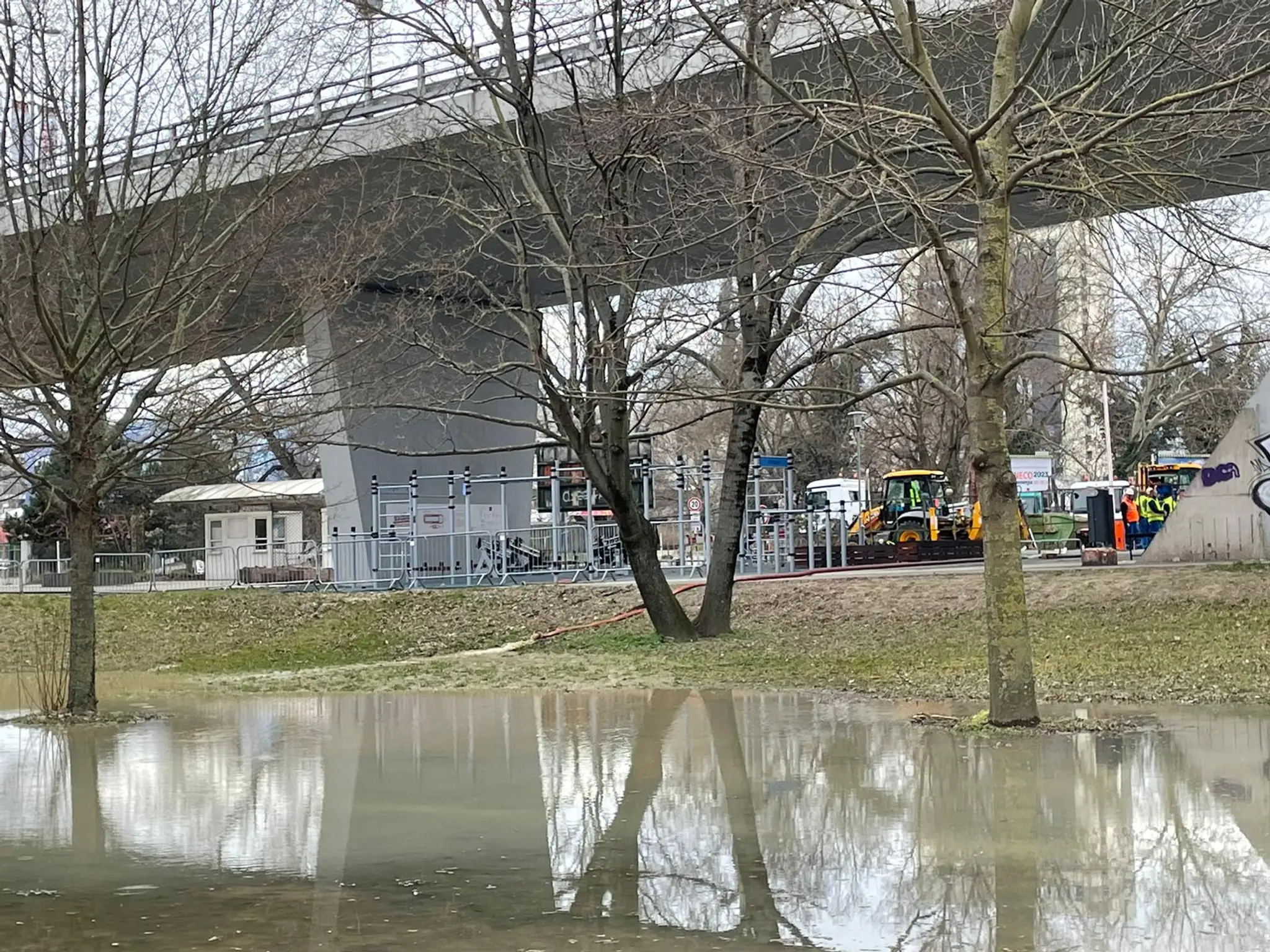 Zaplavený Sad Janka Kráľa.