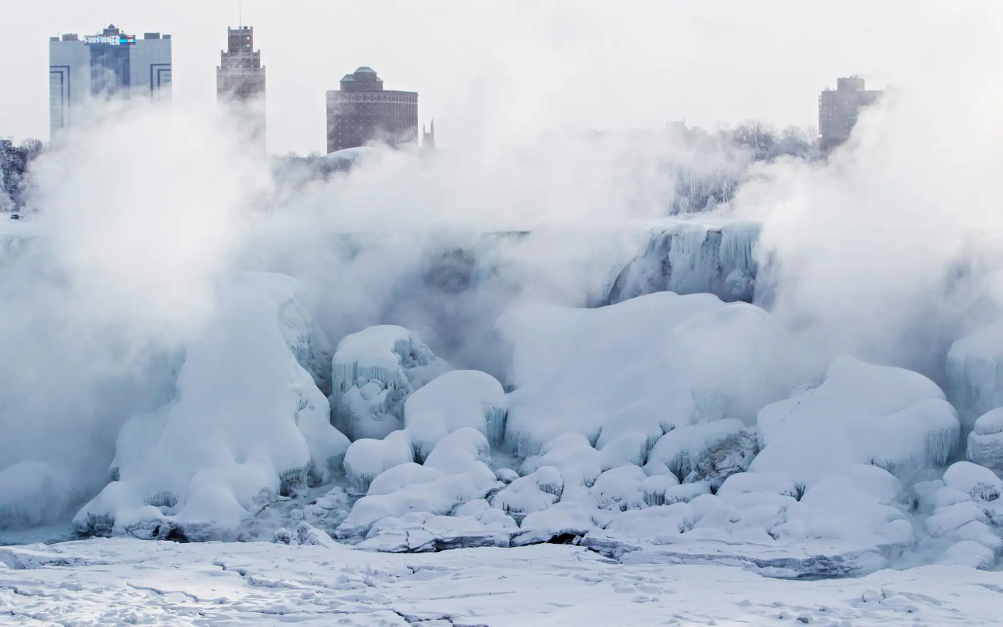 Niagarské vodopády sa premenili na masívne cencúle.