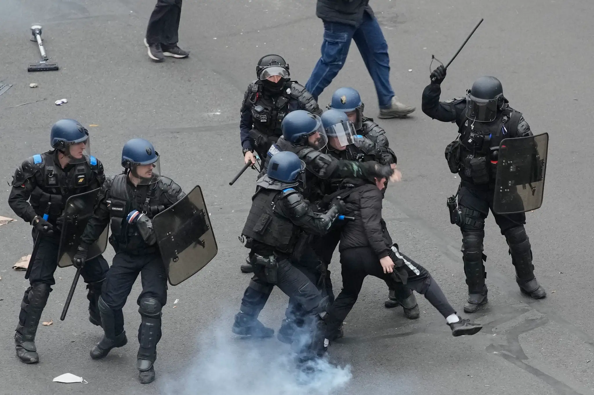Policajti zasahujú proti demonštrantom v Paríži.