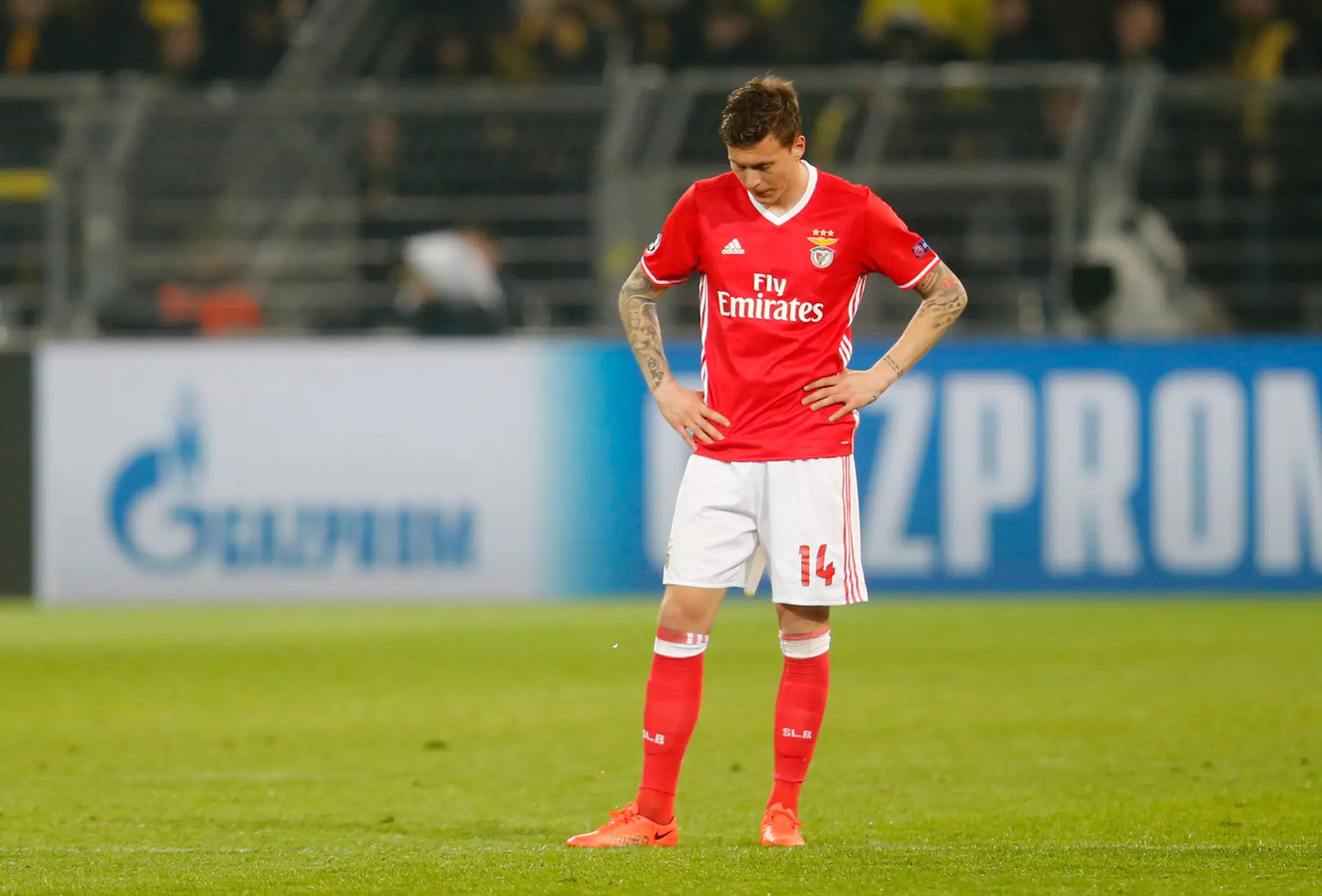 Victor Lindelöf z Benficy neskrýva sklamanie po vypadnutí v osemfinále LM proti Dortmundu.
