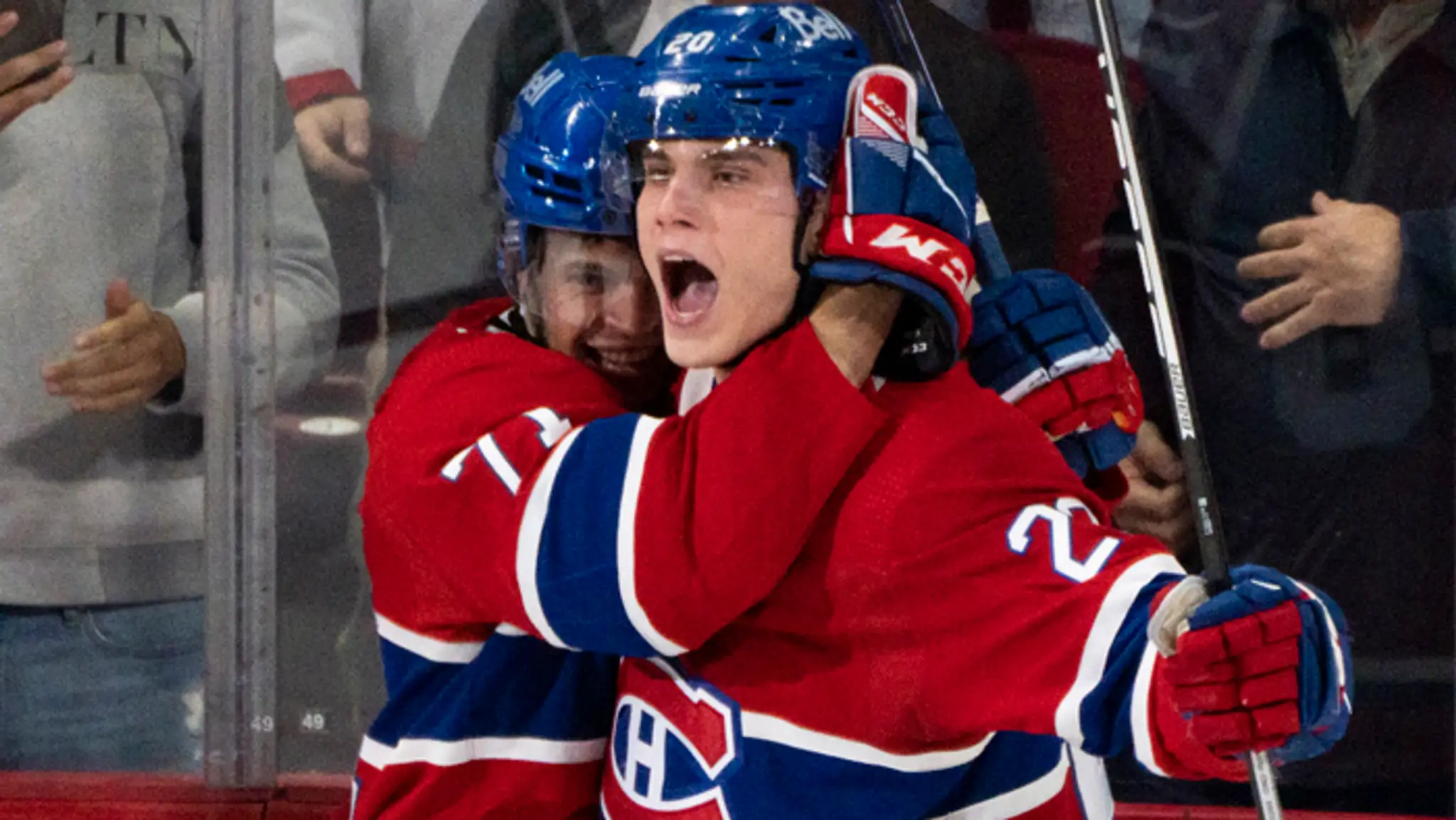 Juraj Slafkovský sa teší. V NHL dal prvý gól. 
