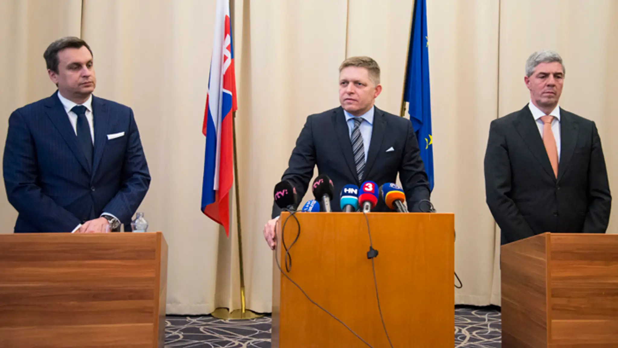 Koaliční lídri - Andrej Dankko (SNS), Robert Fico (Smer-SD) a Béla Bugár (Most-Híd)