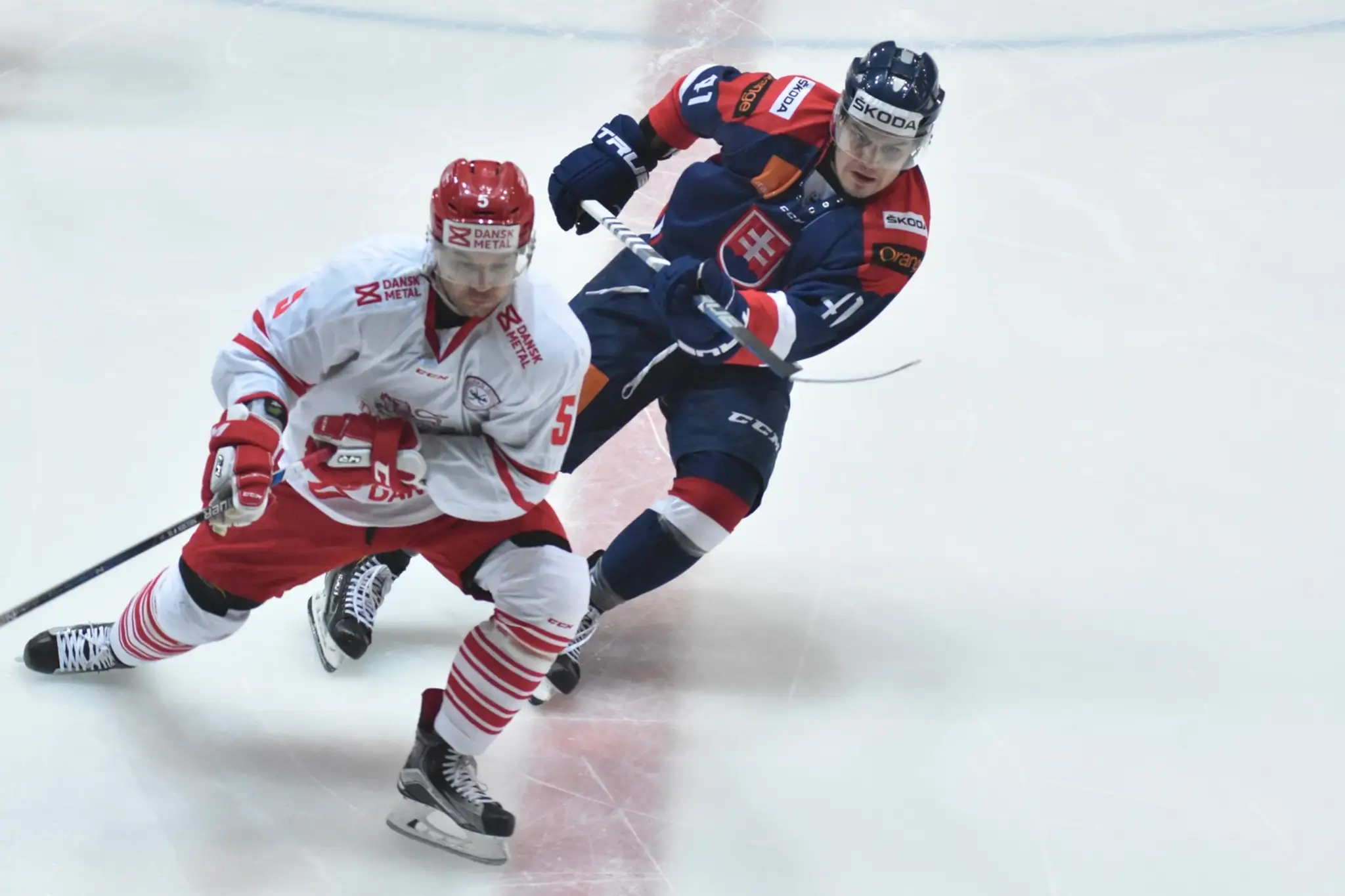 Patrik Lušňák (vzadu) stíha dánskeho súpera Daniela Nielsenav rámci prípravného duelu.
