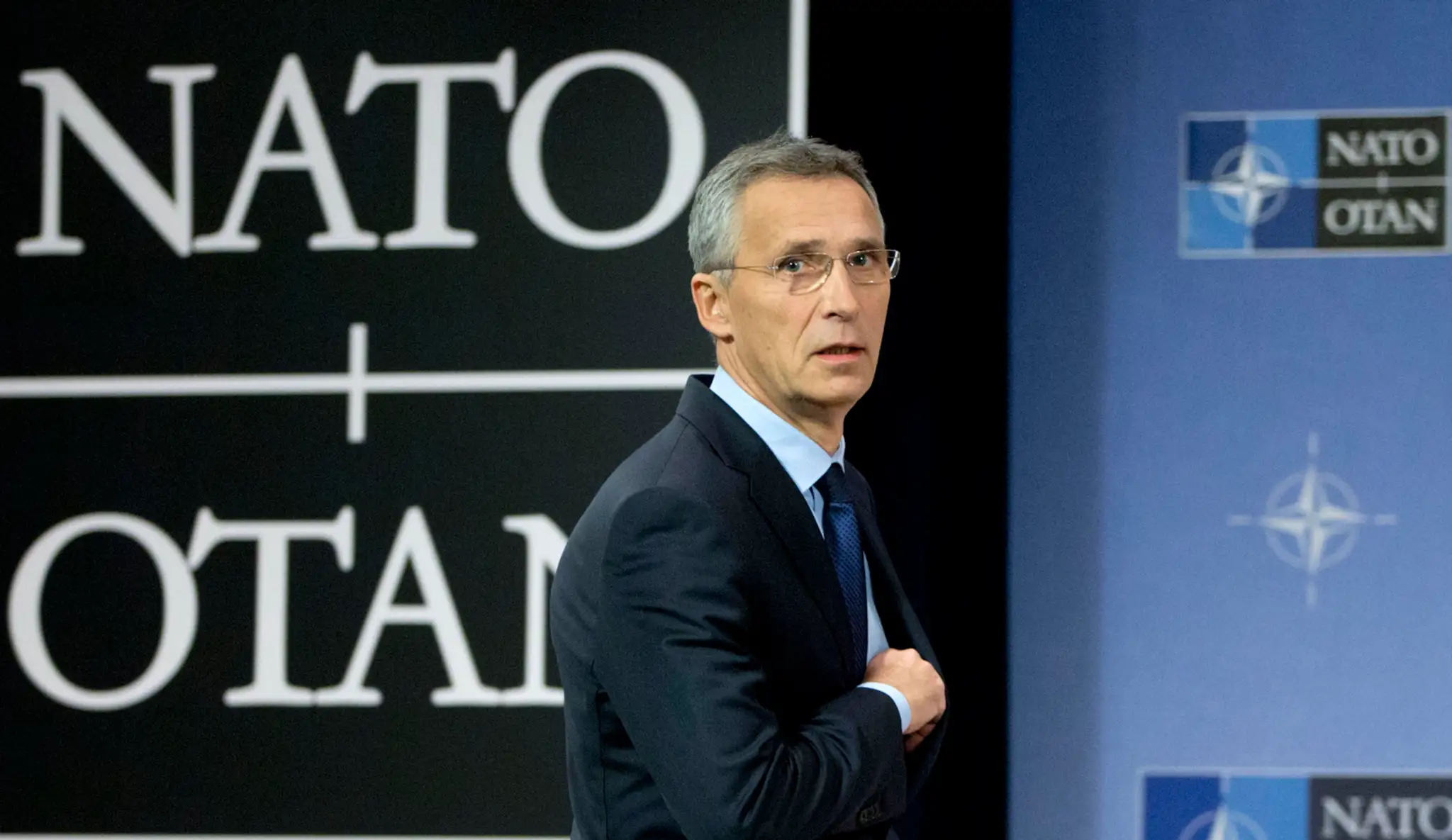 Generálny tajomník NATO Jens Stoltenberg prichádza na tlačovú konferenciu pred zasadnutím ministrov obrany Severoatlantickej ali