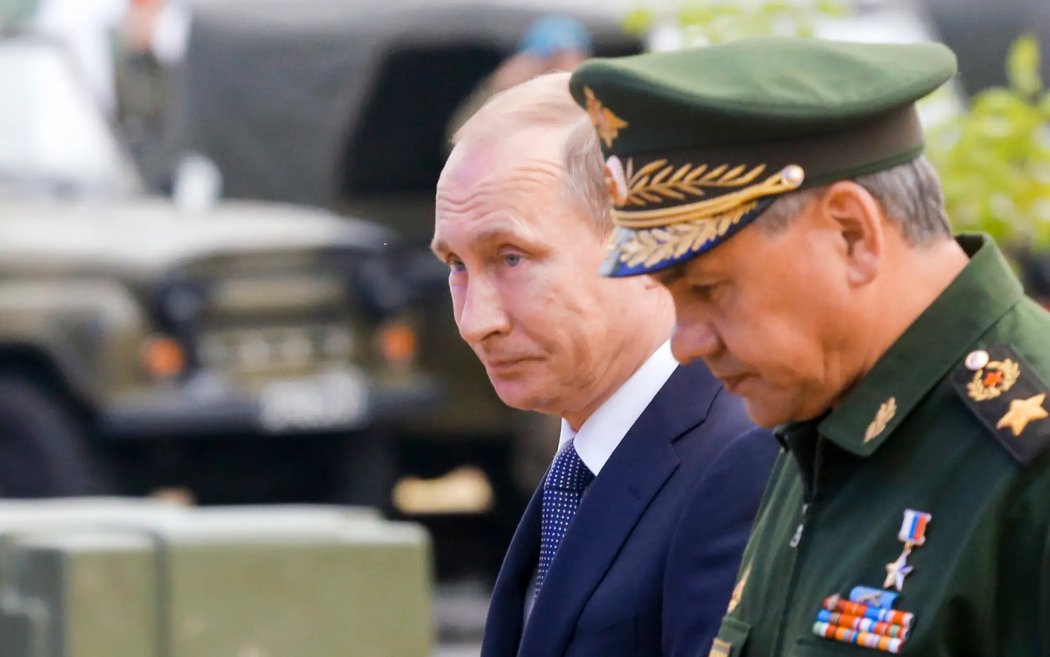 Ruský prezident Vladimír Putin (vľavo) a minister obrany Sergej Šojgu