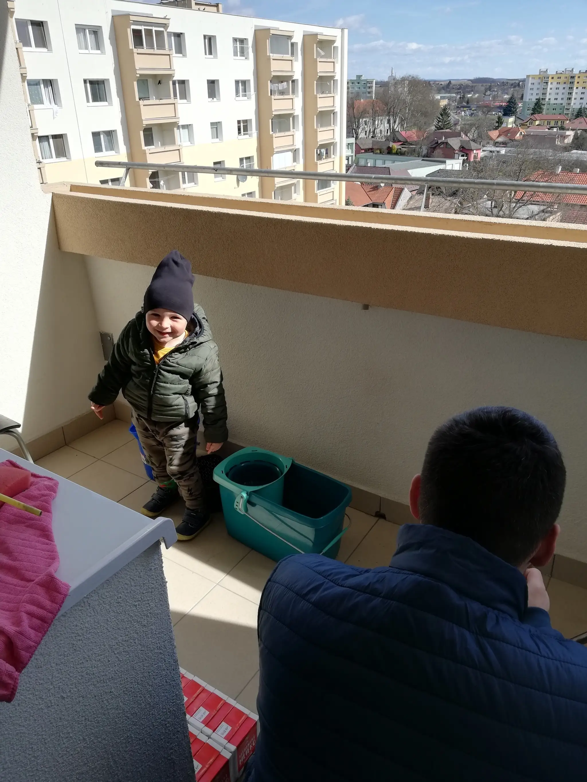 Denisa Balošáková z Košíc si s dcérou Natálkou vystrihujú.