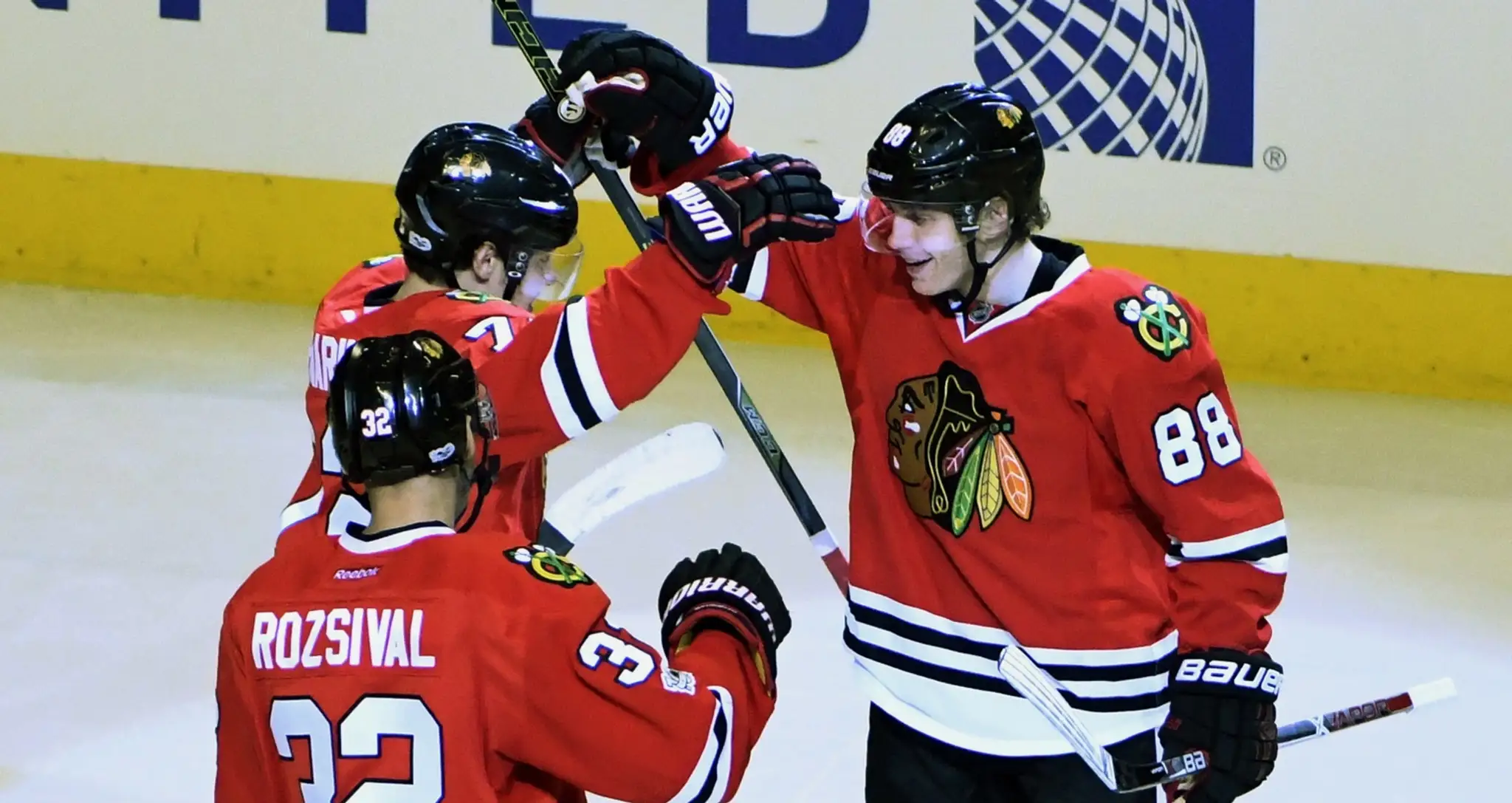Patrick Kane oslavuje so spoluhráčmi svoj gól.