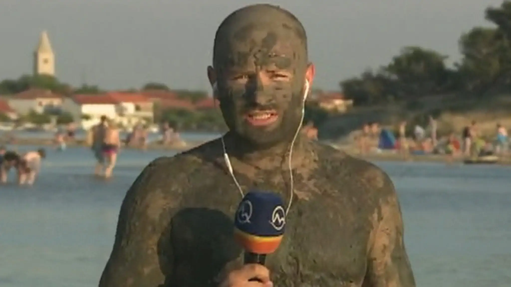 Braňo Tomaga si vyskúšal bahno v lokalite Nin.