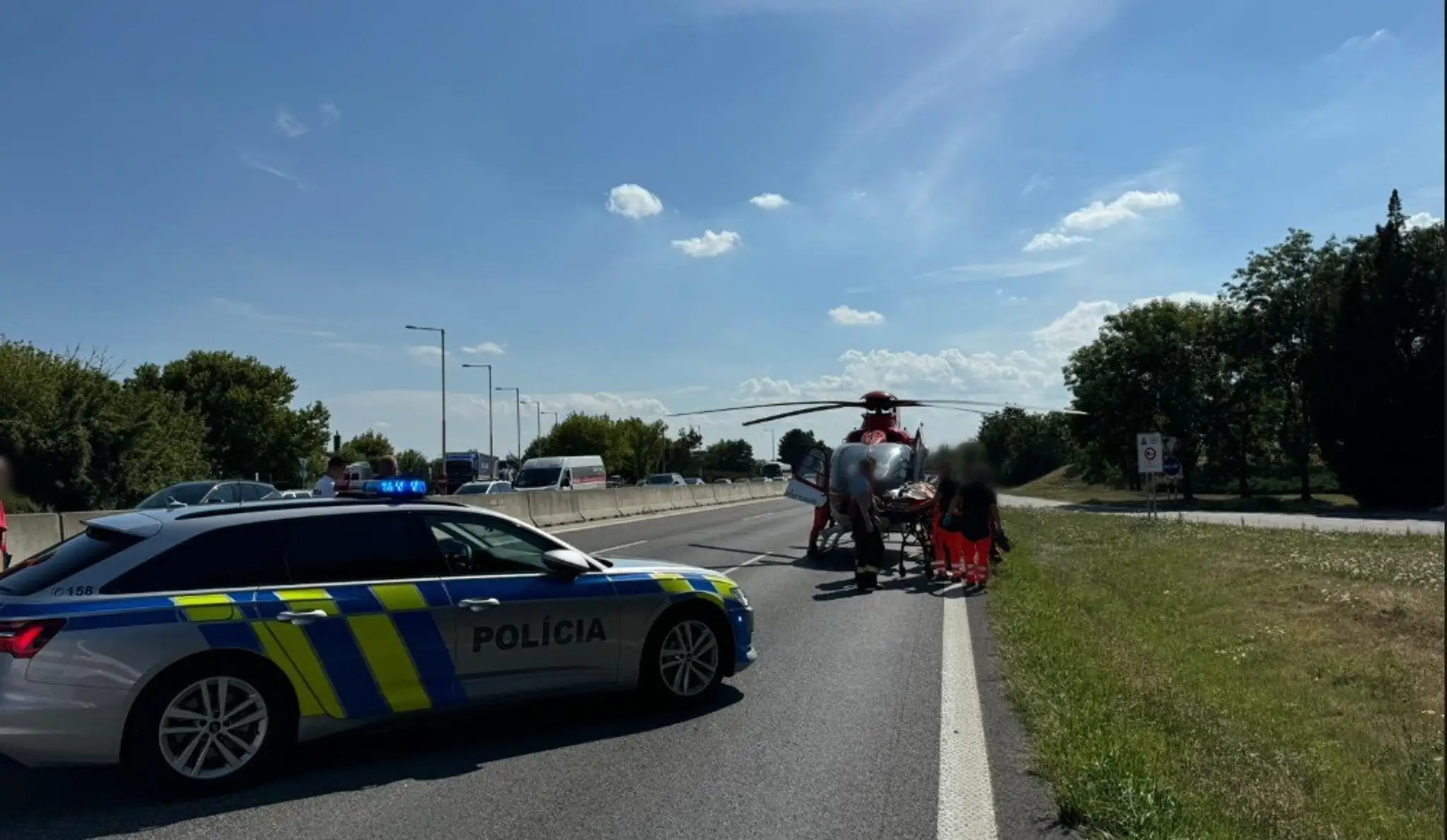 Pri nehode na D1 musel zasahovať vrtuľník
