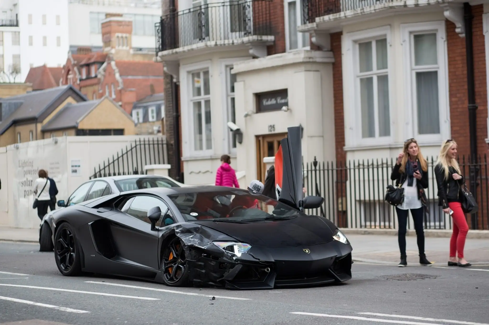 Lamborghini Aventador havarovalo v Londýne