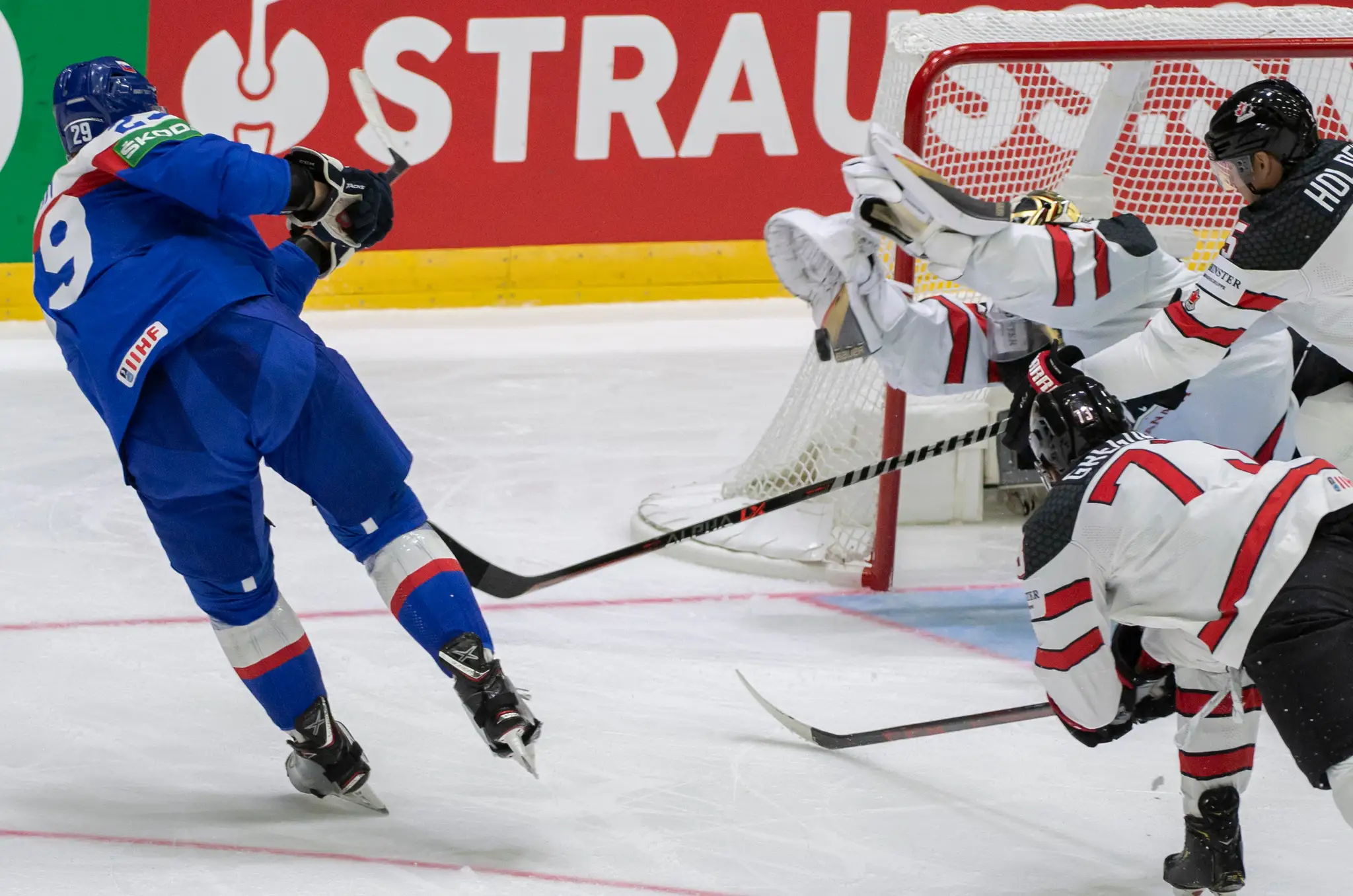 Michal Ivan a brankár Logan Thompson (Kanada) v zápase na MS 2022.