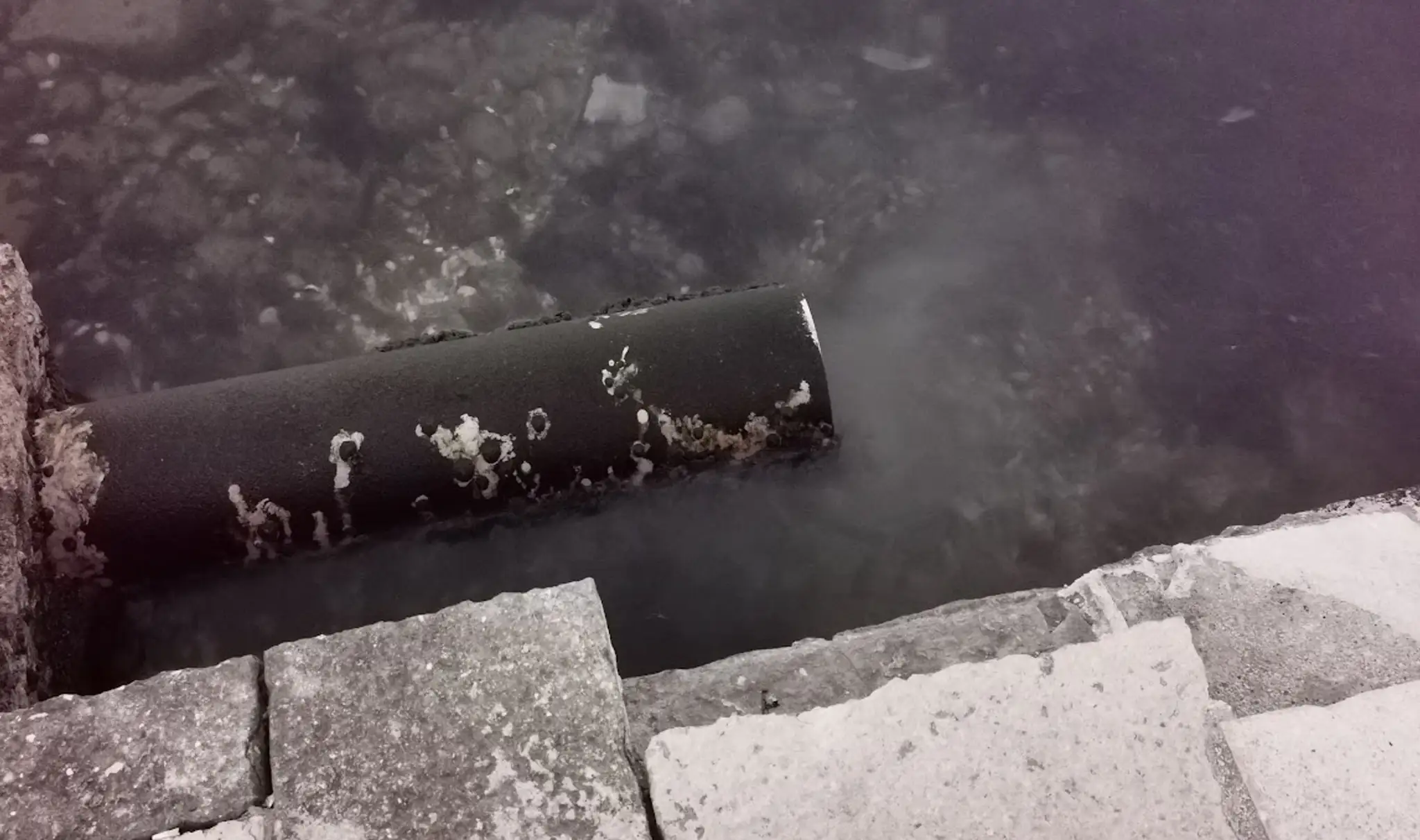 Turisti nakrútili "splašky" vytekajúce do mora v Chorvátsku