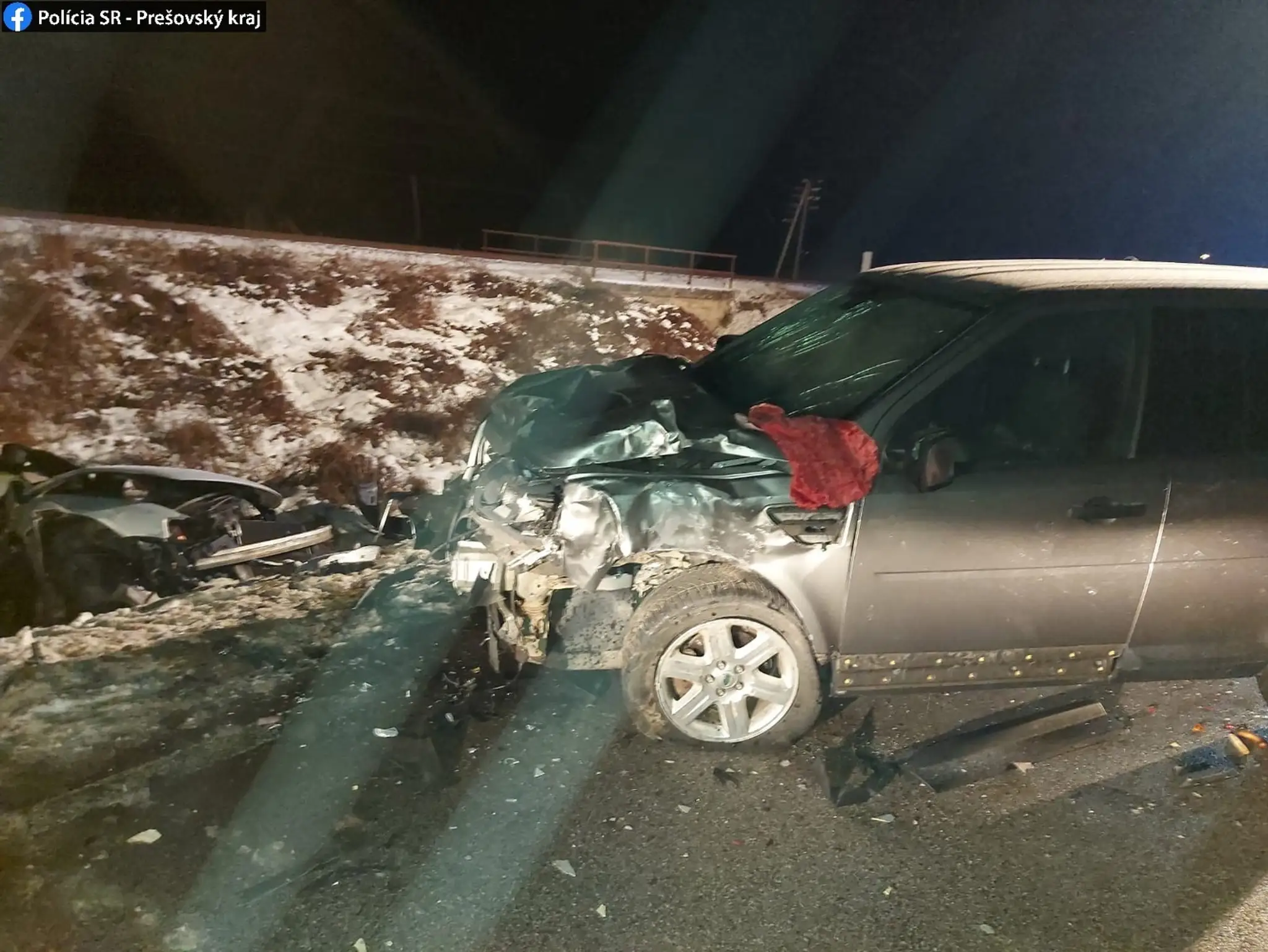 Land Rover Freelander, ktorý sa čelne zrazil medzi obcami Udavské a Ľubiša s autom VW Passat.
