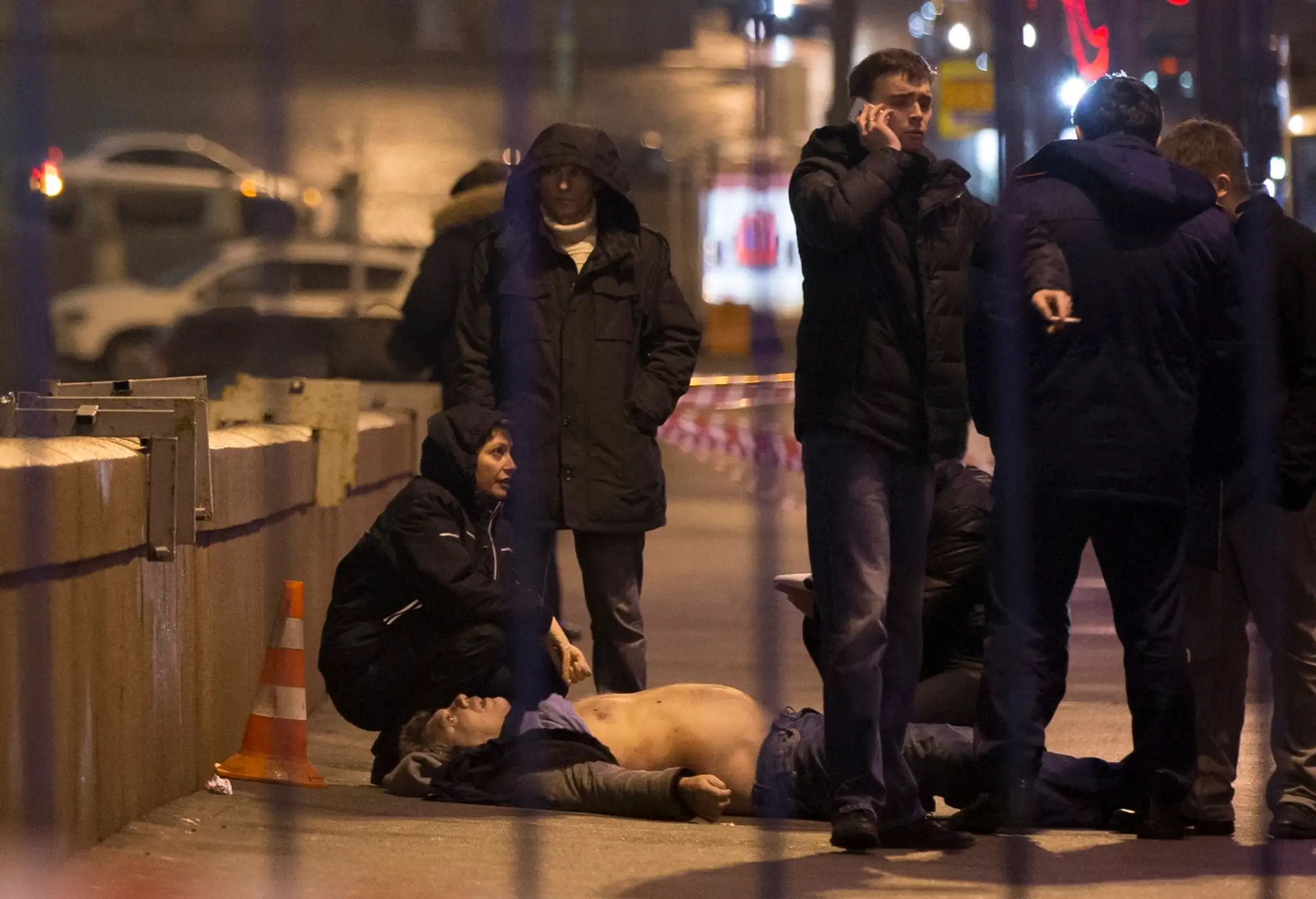 Polícia skúma telo zavraždeného ruského opozičného lídra Borisa Nemcova.