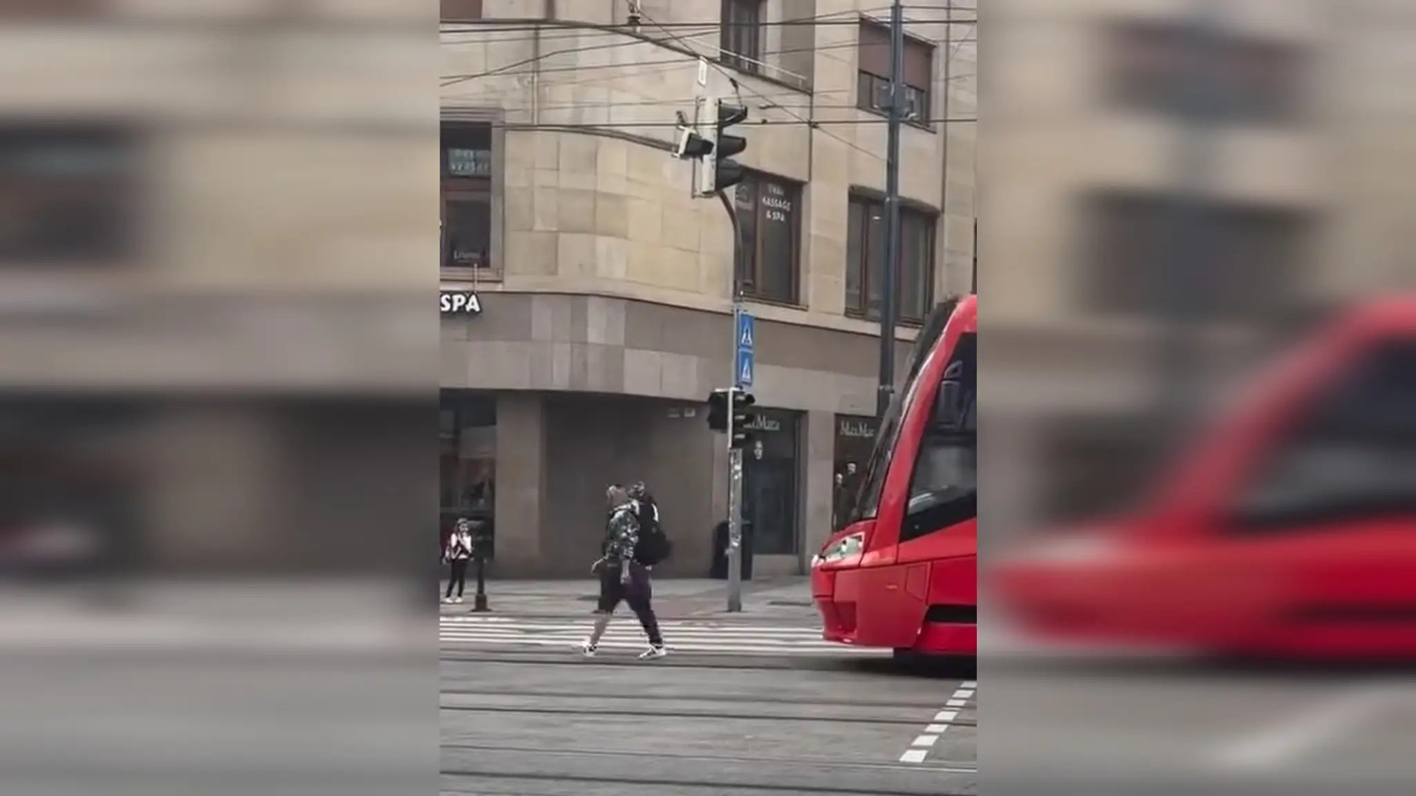 Muž kráčal pred električkou v Bratislave.