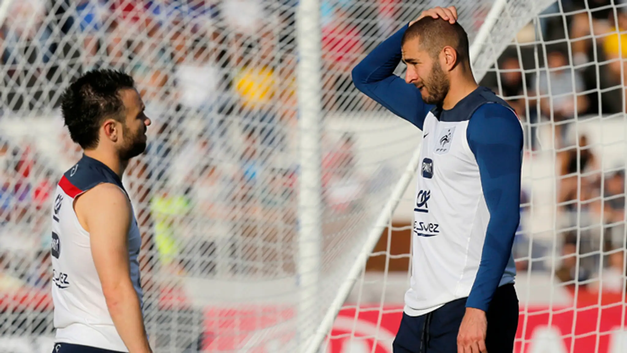 Na archívnej snímke z 10. júna 2014 francúzski futbaloví reprezentanti Mathieu Valbuena (vľavo) a Karim Benzema.