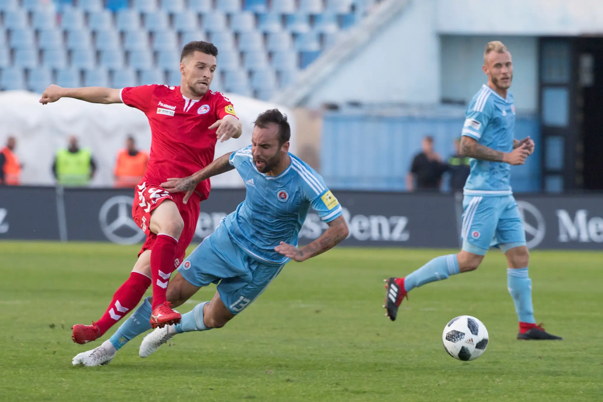 Na snímke vľavo Jean Deretti (Senica) uprostred Villar Nono a vpravo Joeri De Kamps (obaja Slovan).