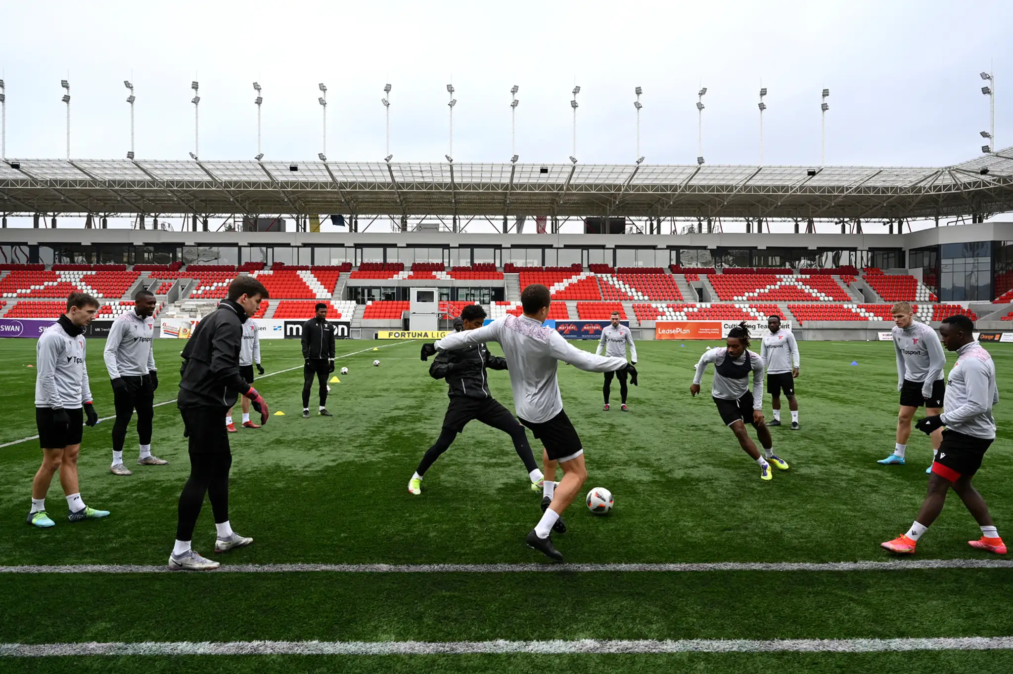 Futbalisti AS Trenčín hrajú bago počas tréningu pred štartom jarnej časti Fortuna ligy.