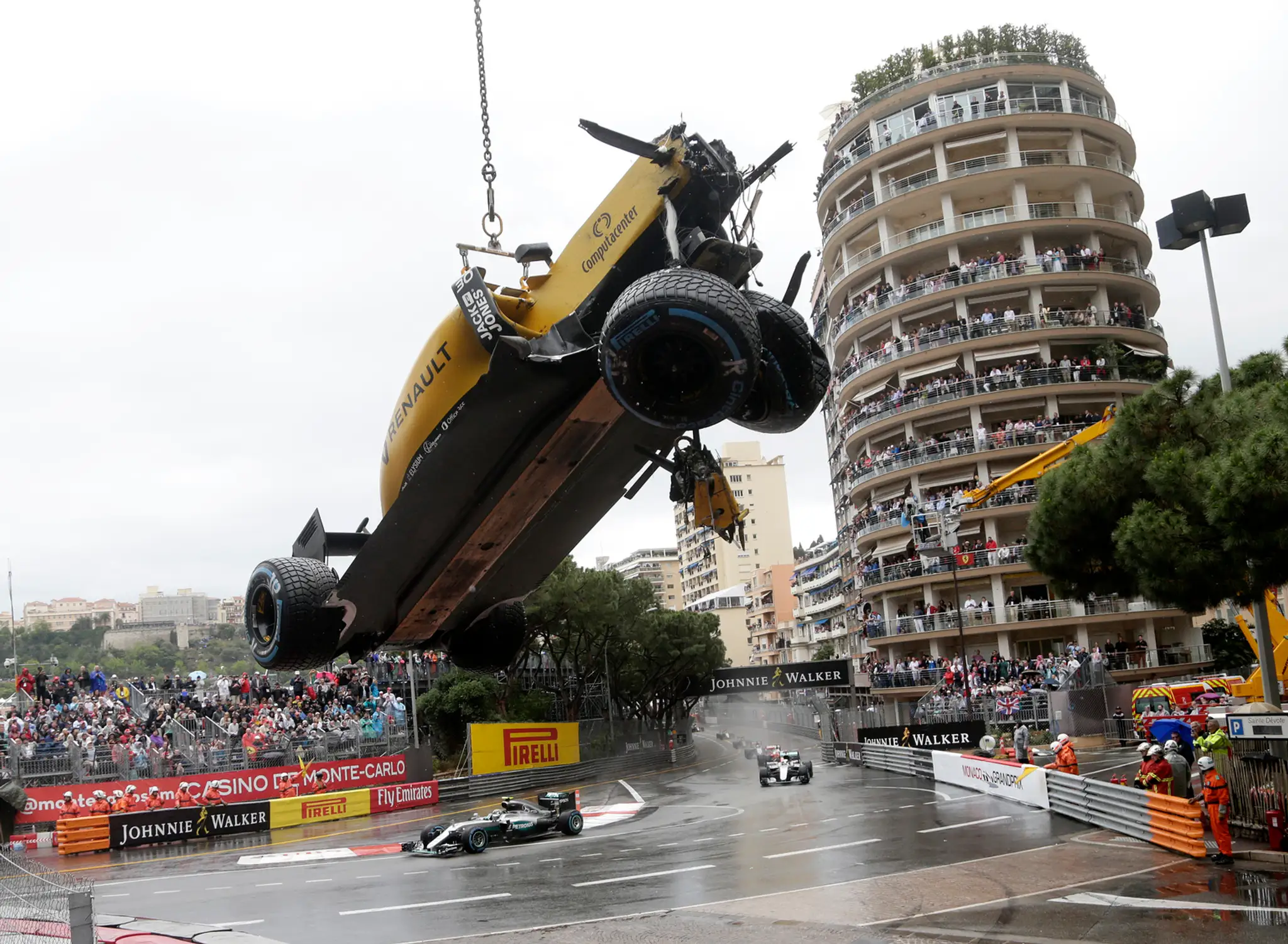 Monopost Jolyona Palmera zo stajne Renault odstraňujú z trate počas VC Monaka.