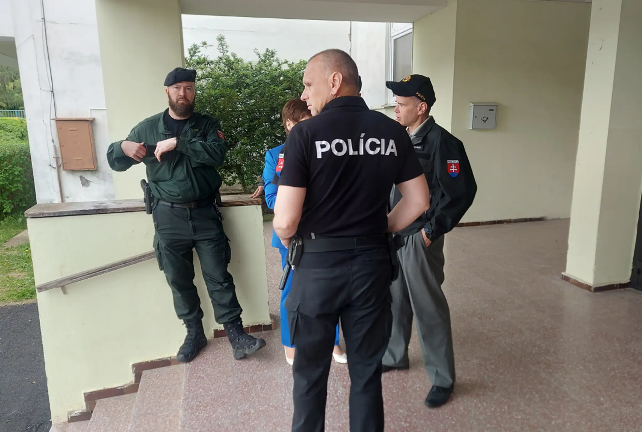 Na snímke polícia na jednej zo škôl v Banskej Bystrici.