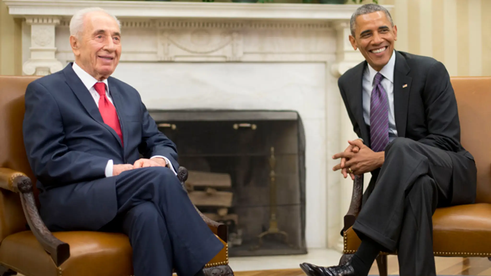 Na archívnej snímke z 25. júna 2014 Barack Obama a Simon Peres.