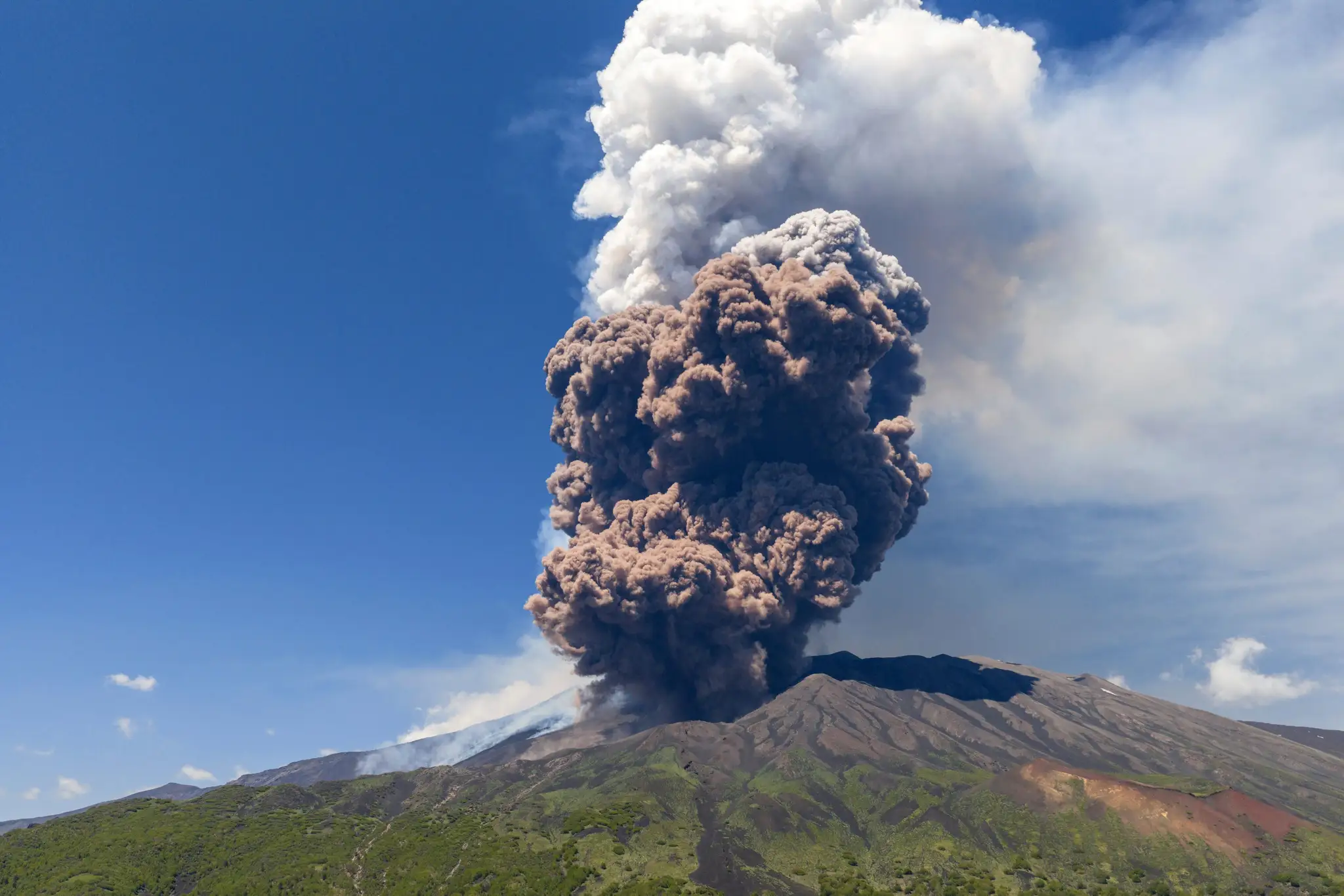 Erupcia sopky Etna vydesila turistov. Je bezpečné cestovať v tomto období na Sicíliu?