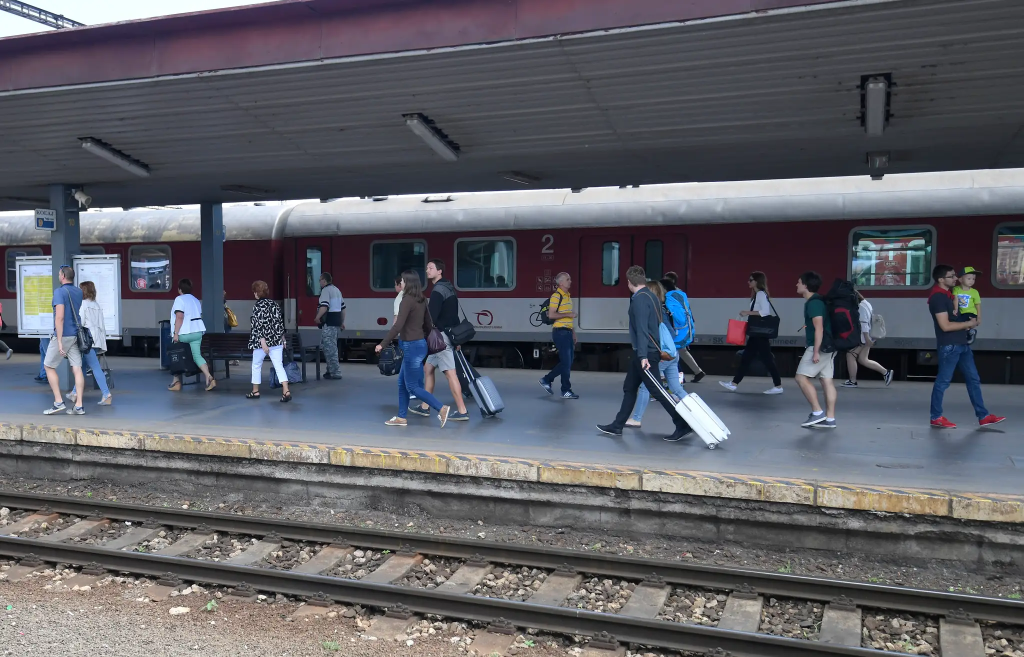 Cestujúci na železničnej stanici v Košiciach