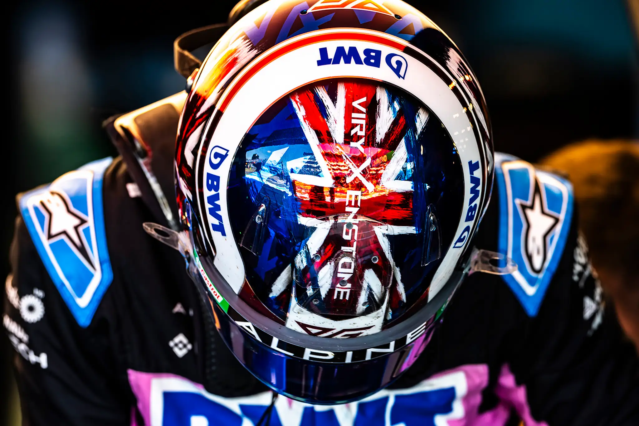 Pierre Gasly nastupuje do svojho monopostu.