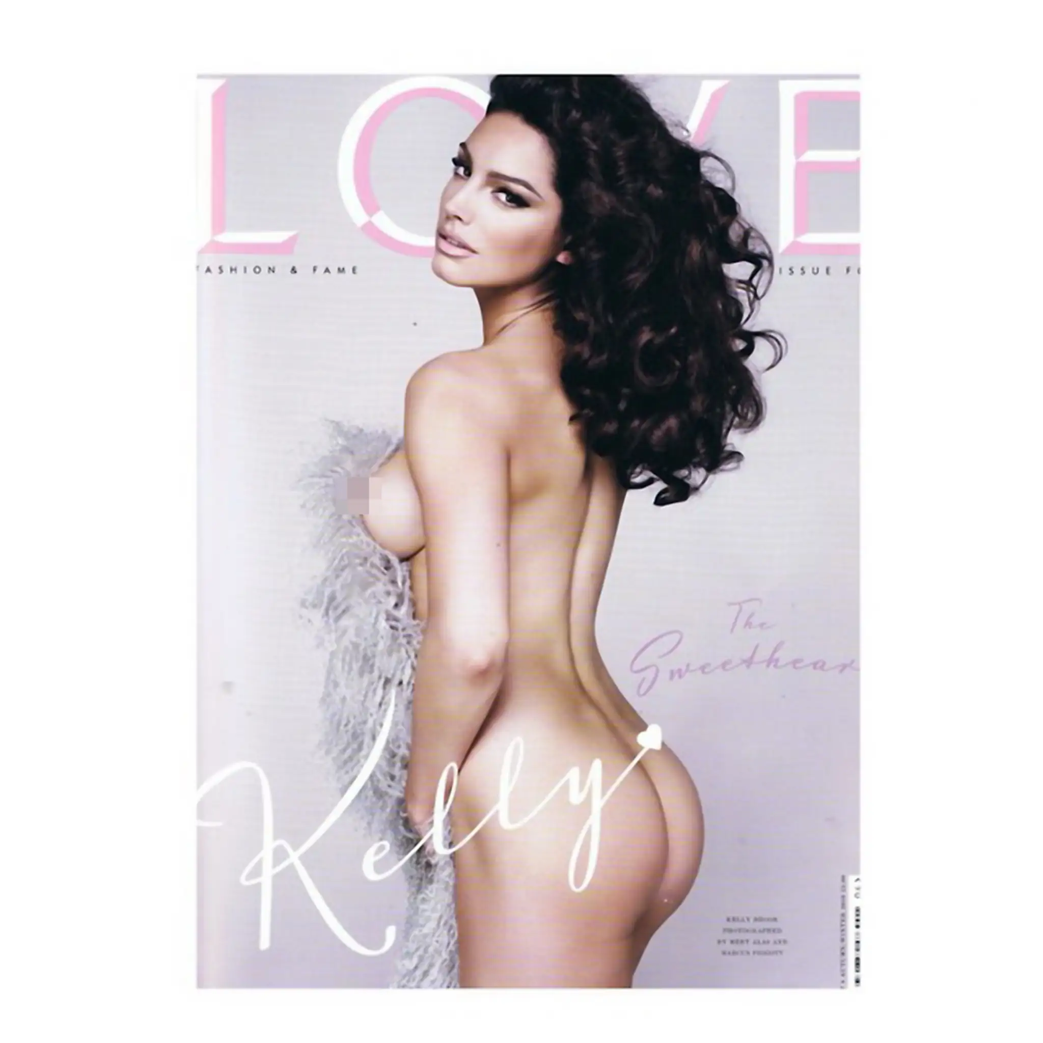 Kelly Brook na titulke magazínu Love.
