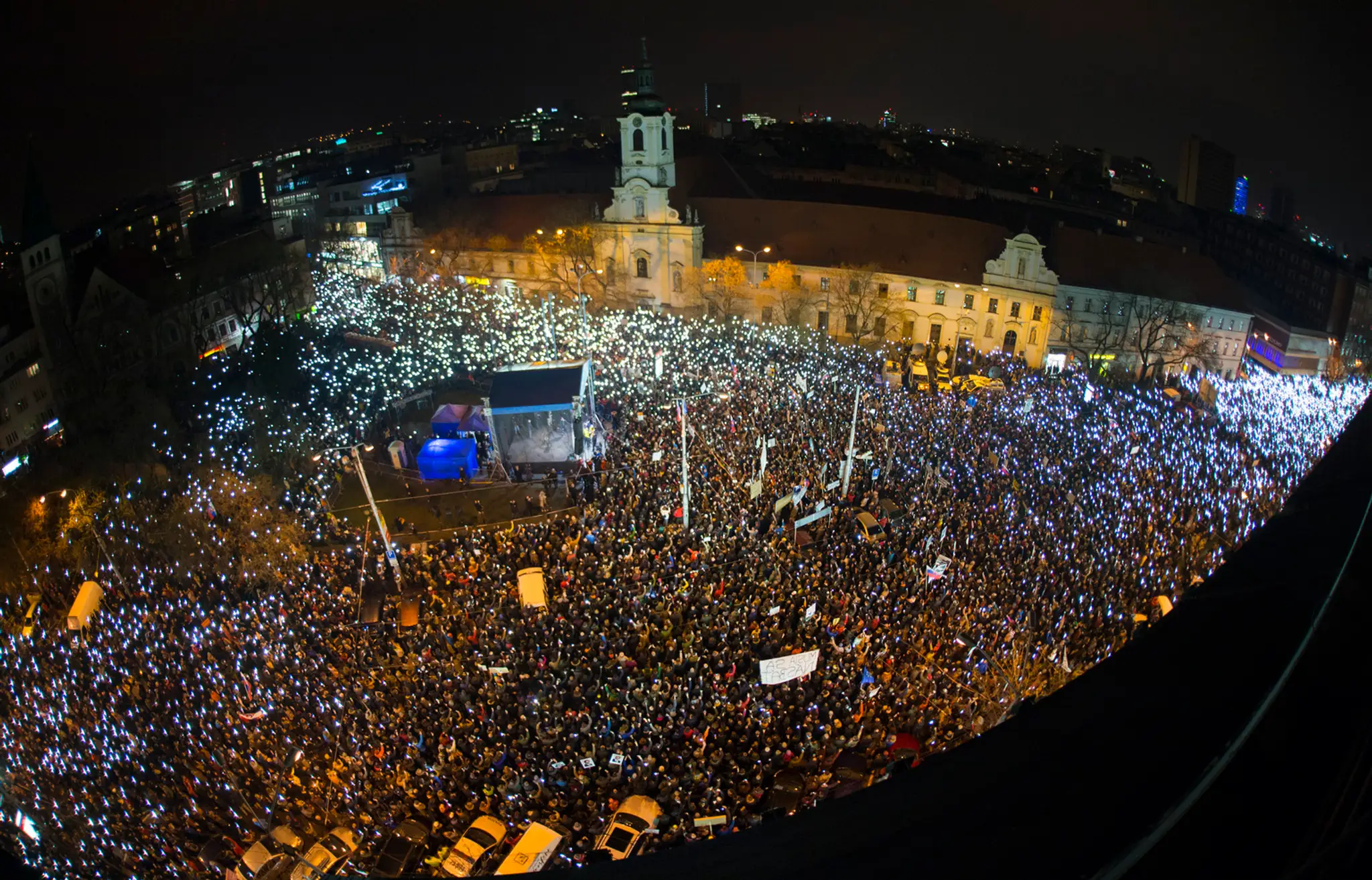 Na záver bratislavského protestu odznela slovenská hymna. 