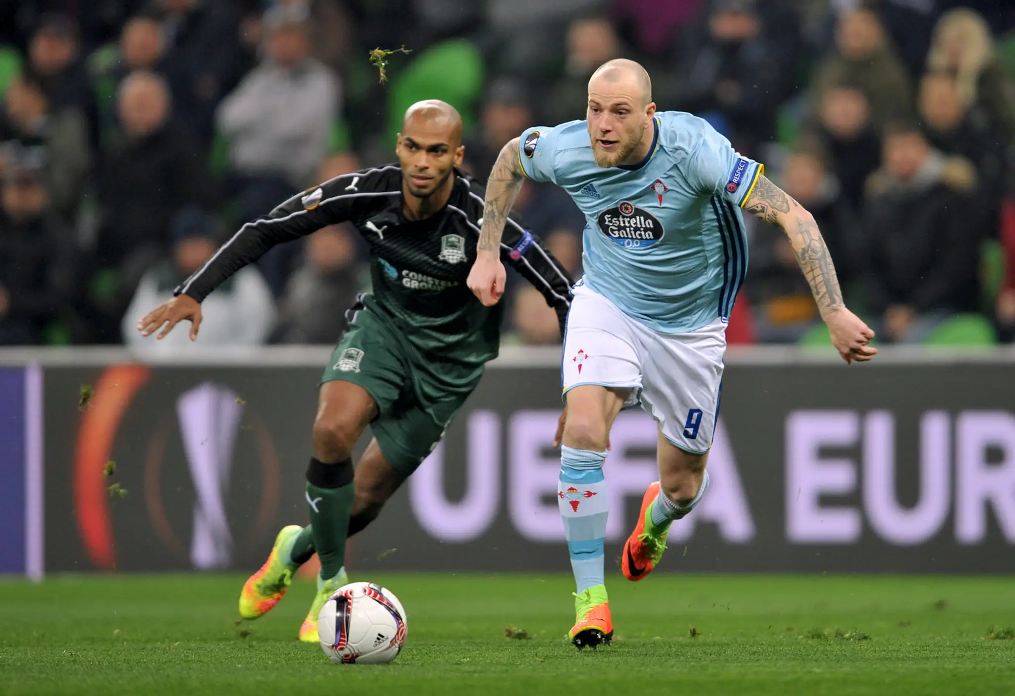John Guidetti (vpravo) zo Celty Vigo bojuje o loptu v odvete osemfinále EL proti Naldovi z Krasnodaru.