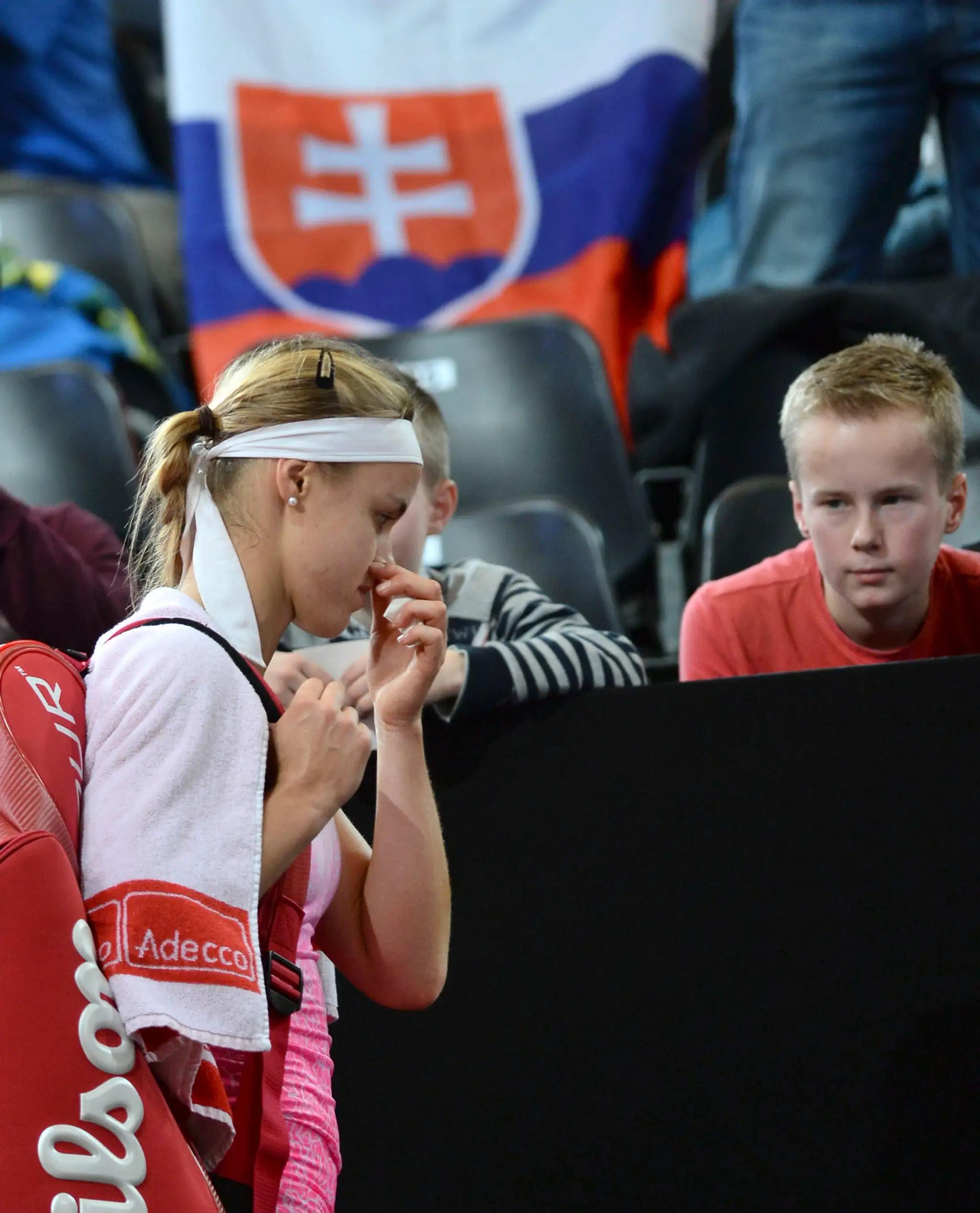 Anna Karolína Schmiedlová odchádza sklamaná po prehre s domácou Holanďankou Arantxou Rusovou.