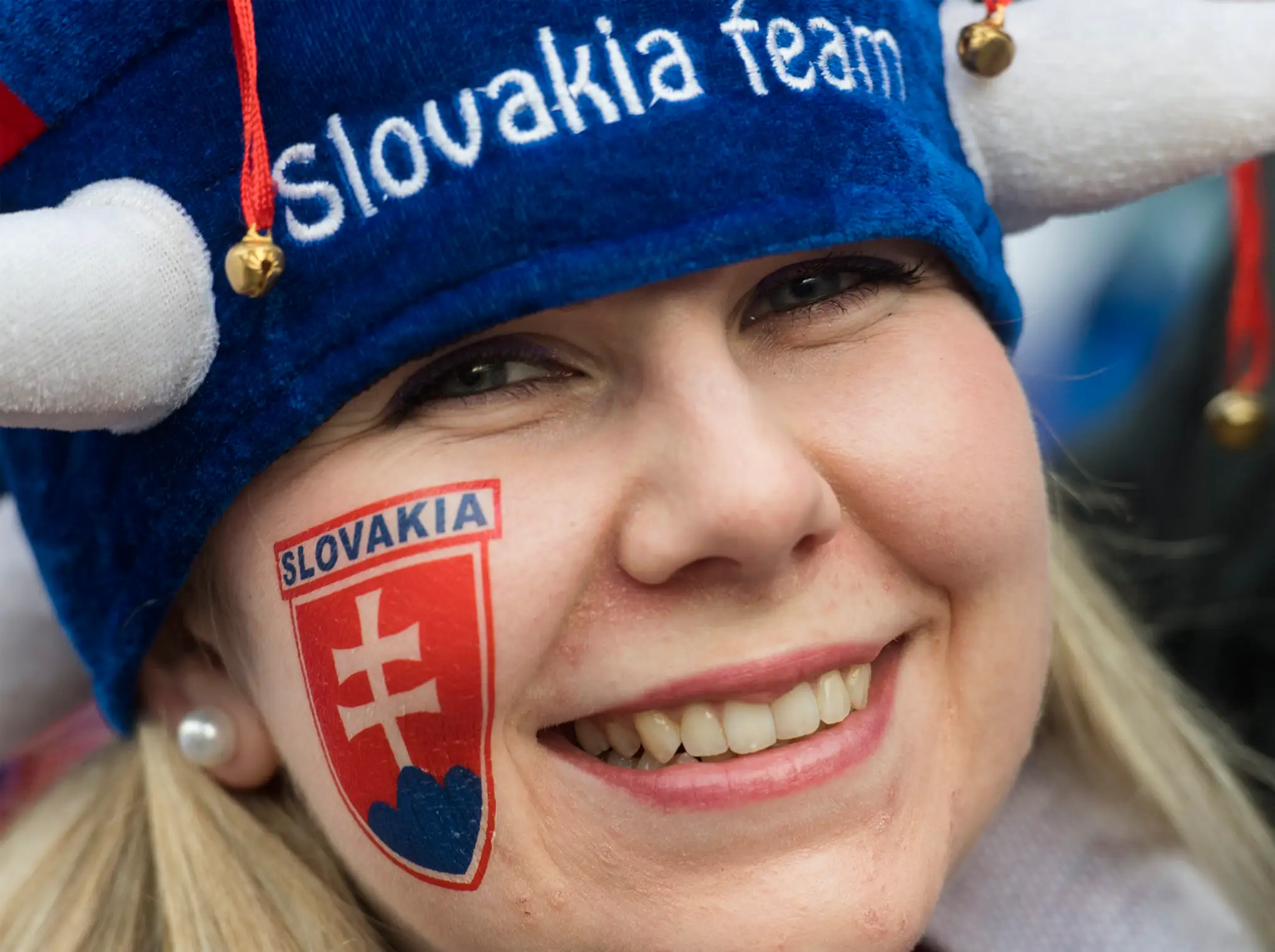 Slovenský fanúšik pózuje pred Steel Arénou pred zápasom MS proti USA.