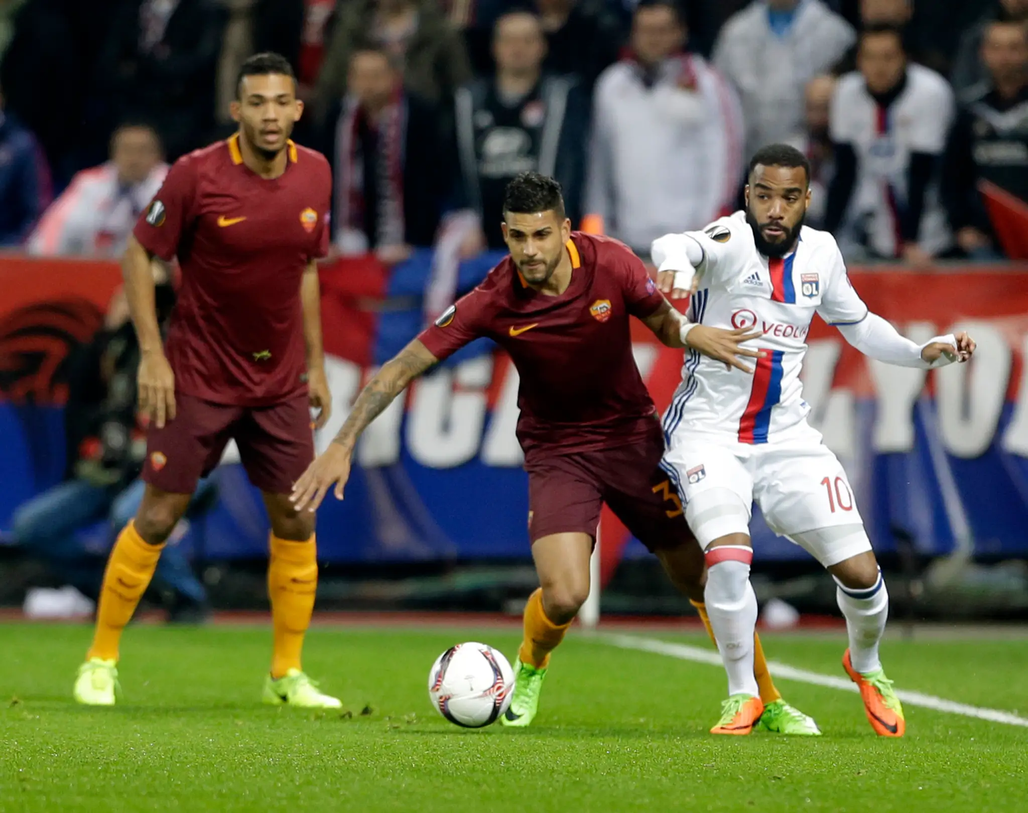 Alexandre Lacazette (vpravo) z Lyonu bojuje o loptu s Emersonom z AS Rím v osemfinále EL.