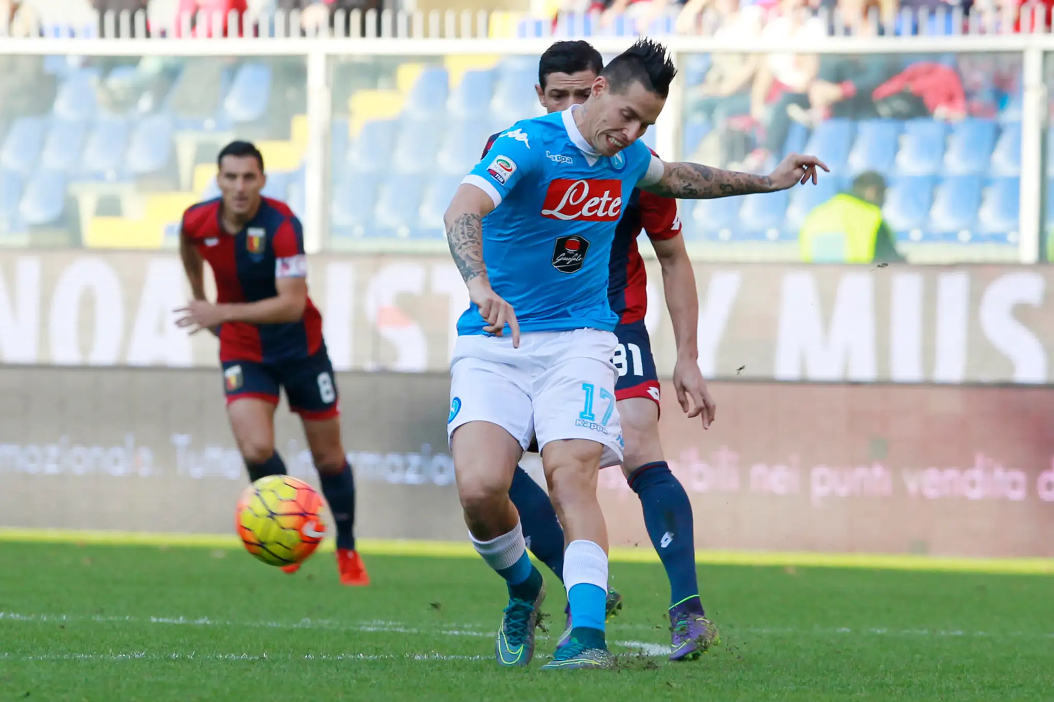 Markovi Hamšíkovi sa snaží zobrať loptu bývalý spoluhráč Blerim Džemaili, ktorý dnes hráva za FC Janov.