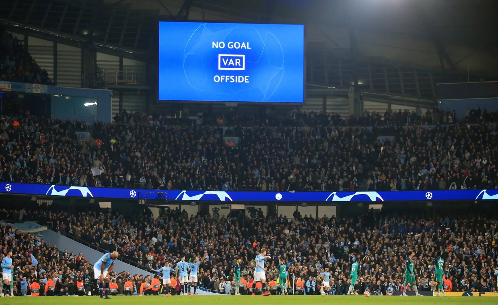 Fernando Llorente (v strede) oslavuje so spoluhráčmi z Tottenhamu gól v odvete štvrťfinále LM na pôde Manchestru City.