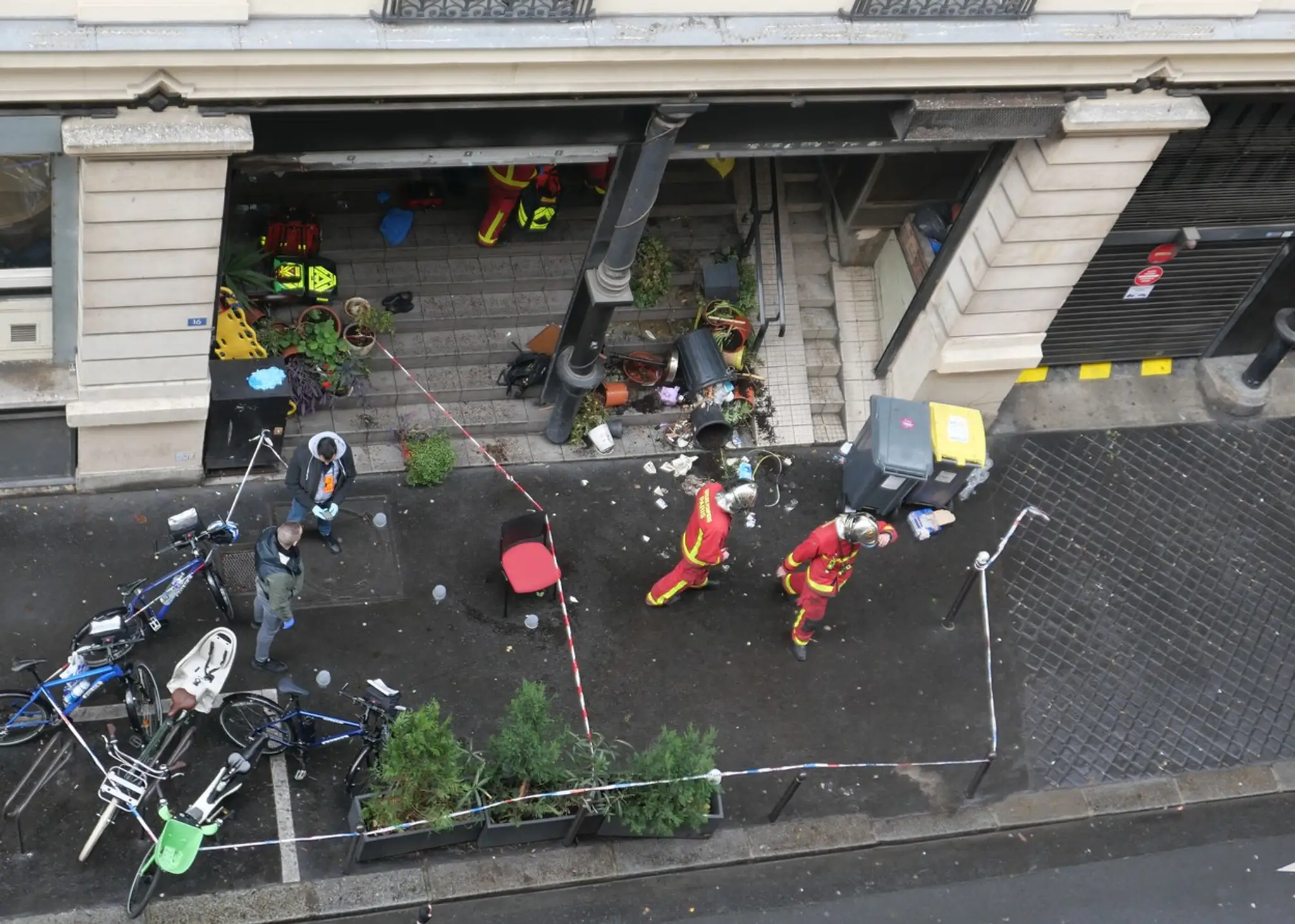 Polícia po streľbe uzavrela ulicu Rue d'Enghien v 10. parížskom obvode. 