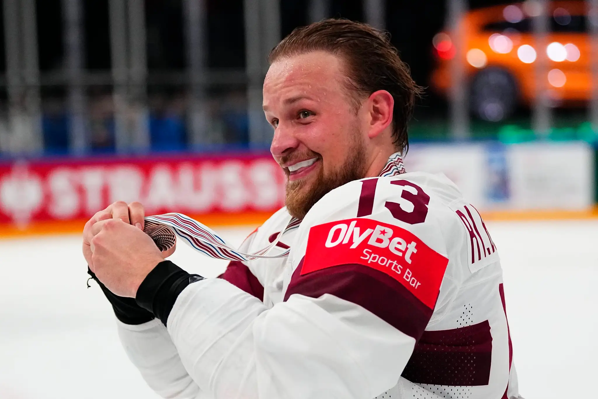Rihards Bukarts oslavuje zisk bronzovej medaily